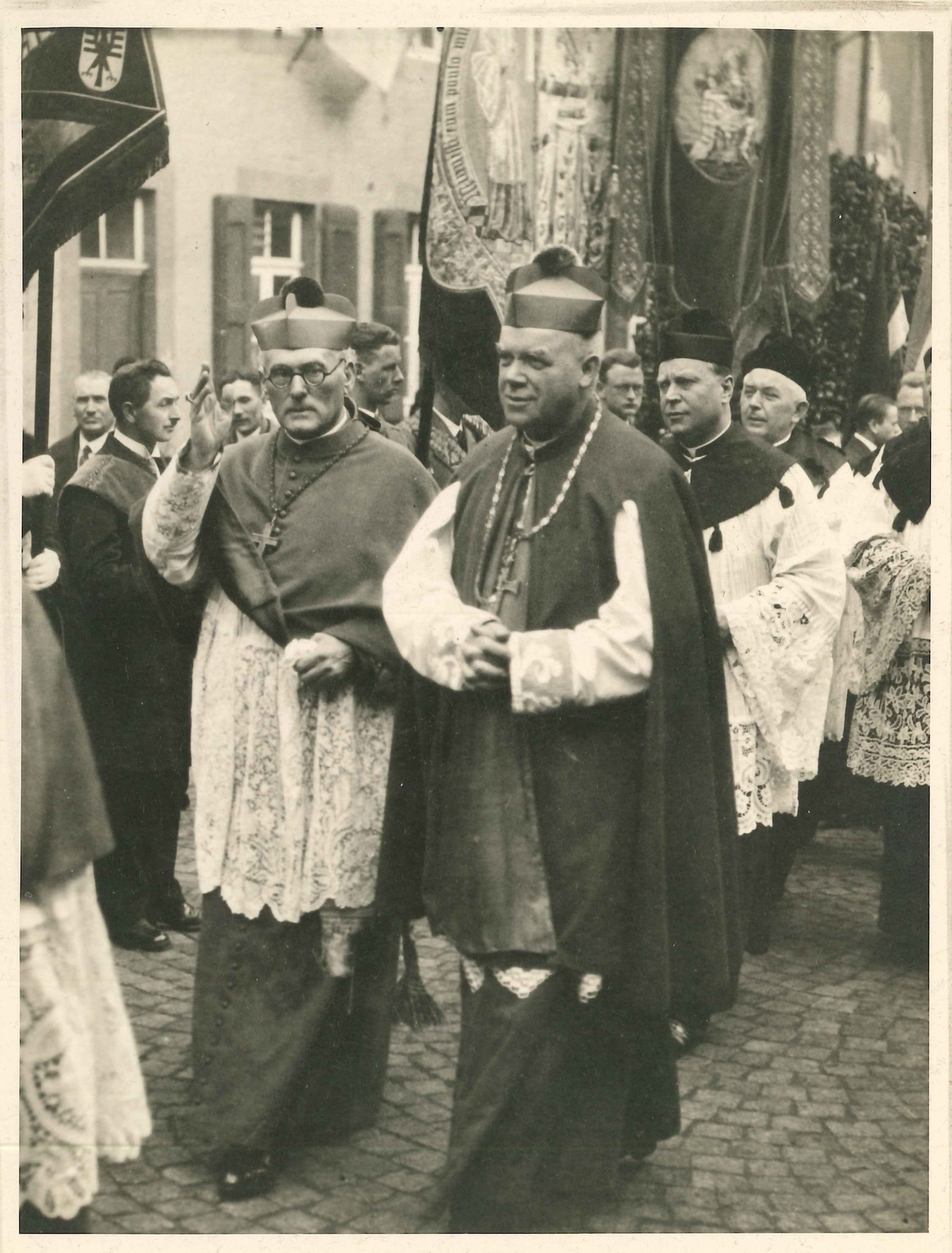 Bischof Joseph Vogt und sein langjähriger Wegbegleiter Hermann Joseph Sträter, undatiert. (c) Bischöfliches Diözesanarchiv Aachen