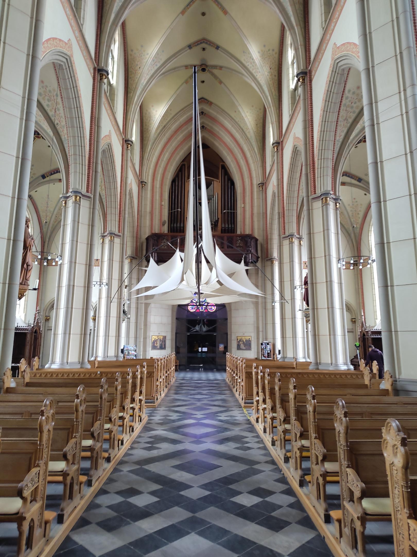 Blick in die Pfarrkirche Waldniel. Die Barke ist ein Werk des Künstlers Jens Meyer. (c) Kathrin Albrecht
