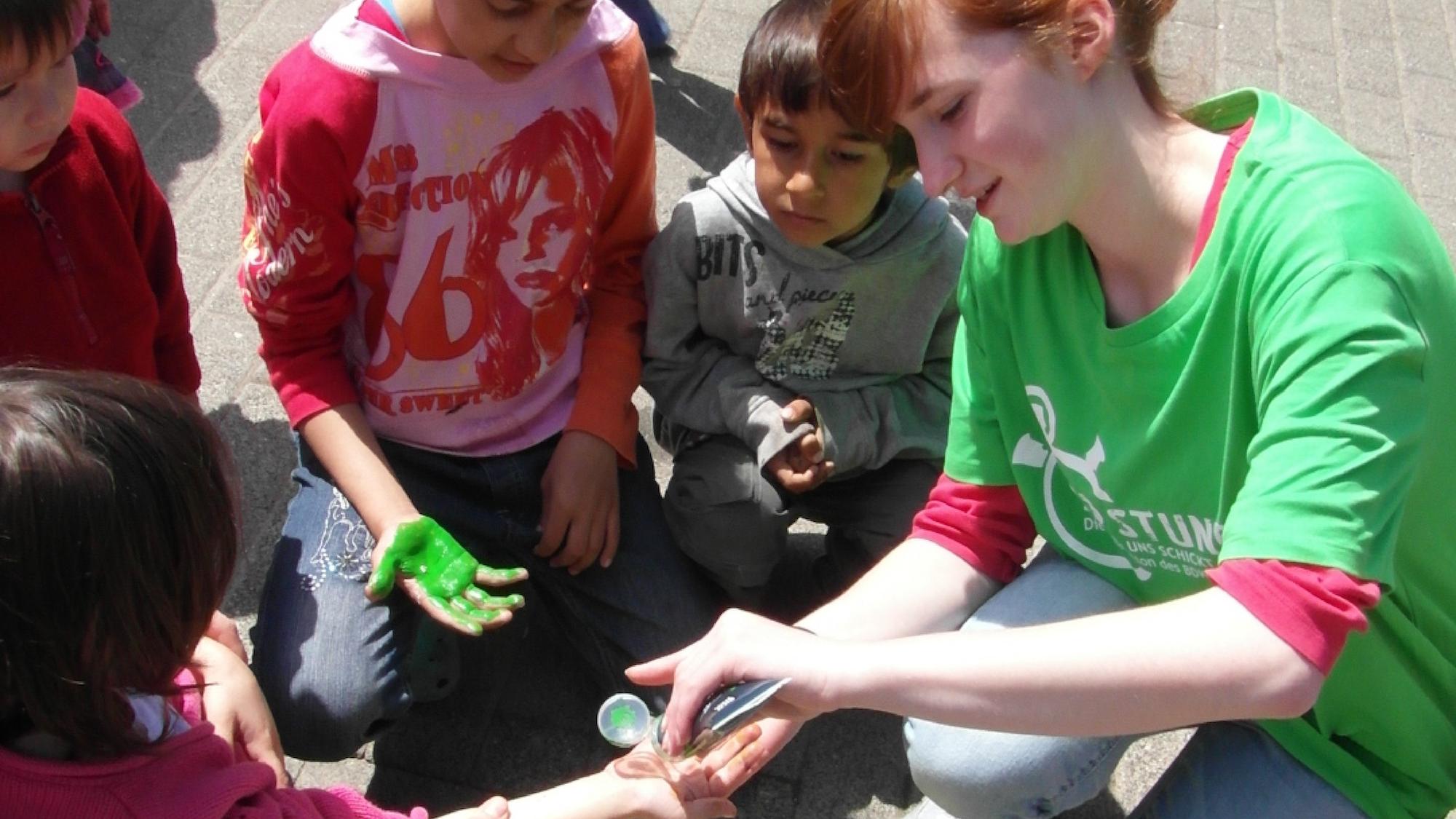 2013 organisierten die Messdiener Neuwerk Spiele für Flüchtlingskinder und renovierten Räume im damaligen Flüchtlingheim Bockers­end. (c) Bettina Pudelko
