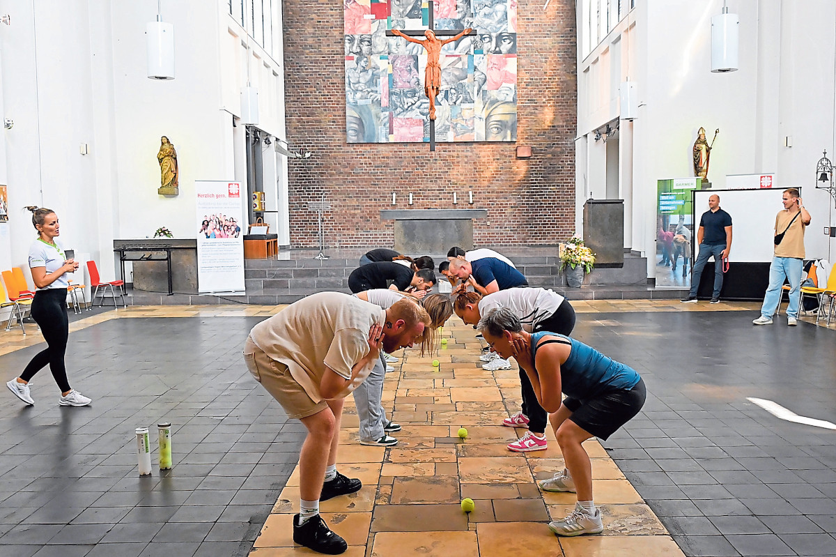 Nach dem Vortrag trainierten die jungen Frauen und Männer mit der früheren Profi-Boxerin. (c) Caritas Mönchengladbach