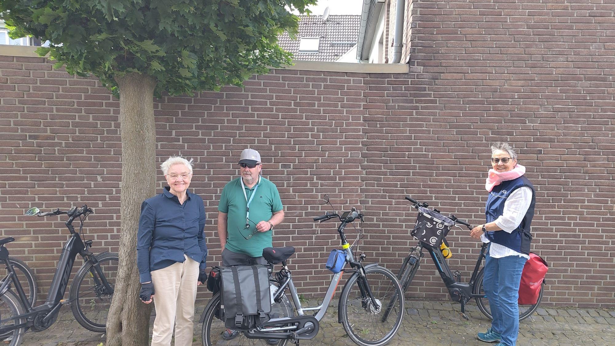 Ankunft in Bracht: Die musikalische Radtour bringt Menschen zusammen. (c) Kathrin Albrecht