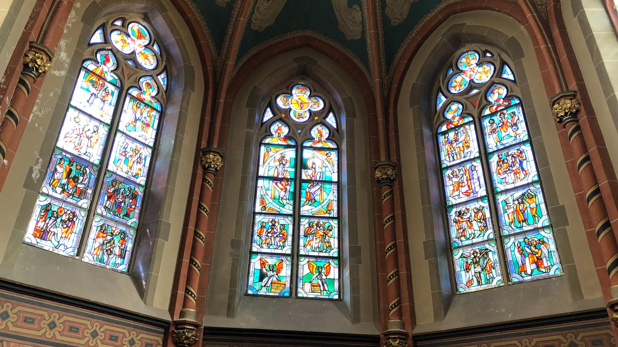 Die Fenster in der Kapelle wurden fachgerecht gesäubert. Jetzt fällt das Licht wieder ungehindert in den Innenraum. (c) Garnet Manecke