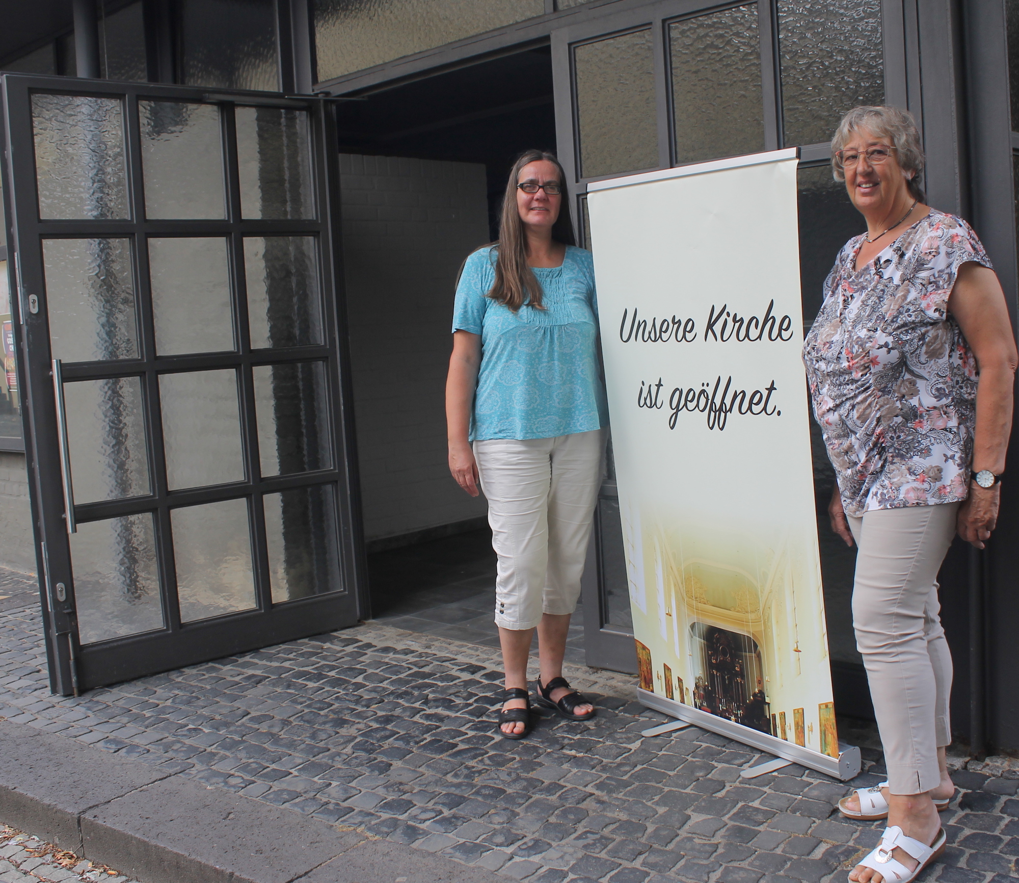 Möchten einladen, die Brüggener Kirche neu zu entdecken: Katrin Hollmann (l.) und Ingrid Graw. (c) Kathrin Albrecht