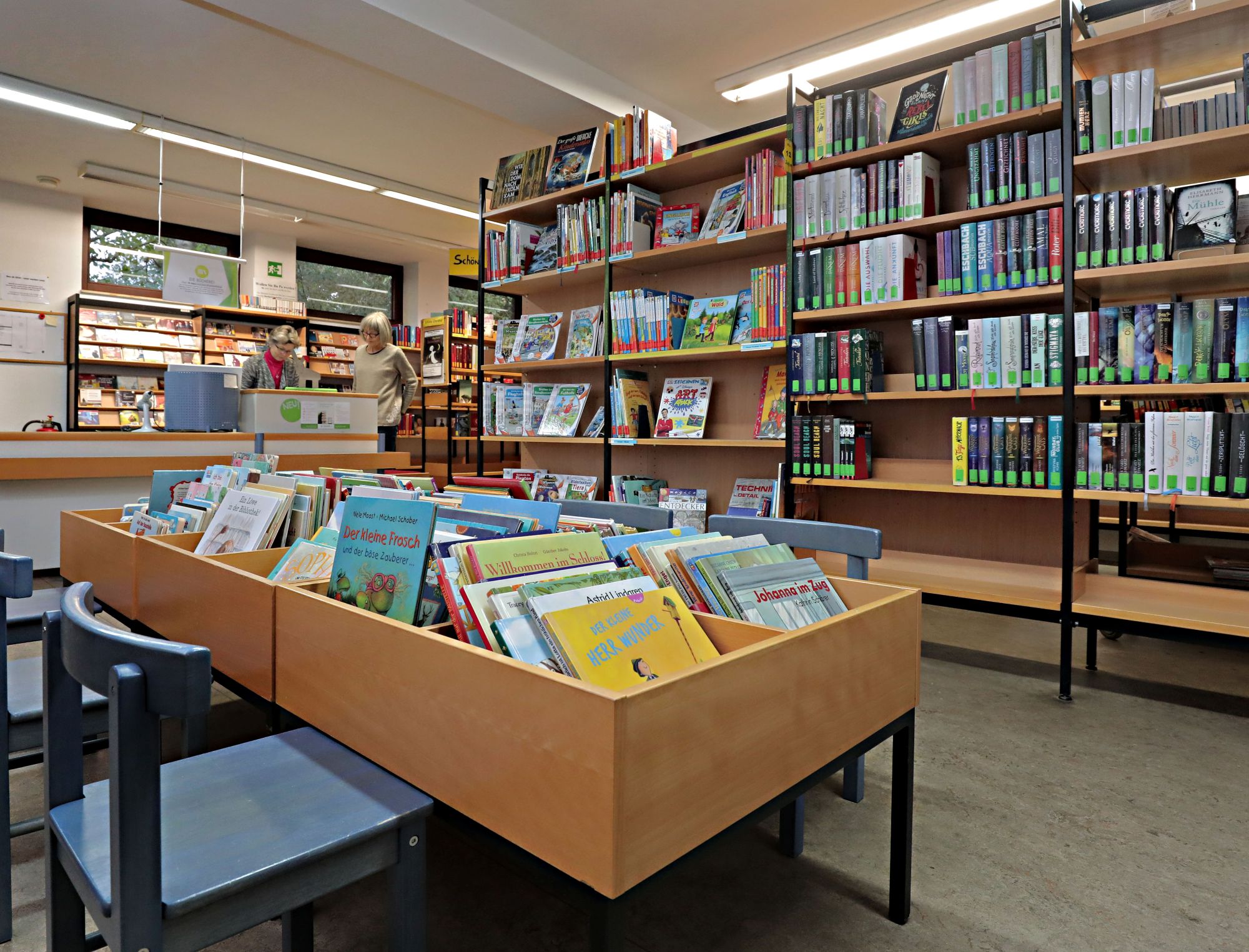 Vorher: Dunkle und hohe Regale prägten die KÖB. (c) Dirk Jochmann