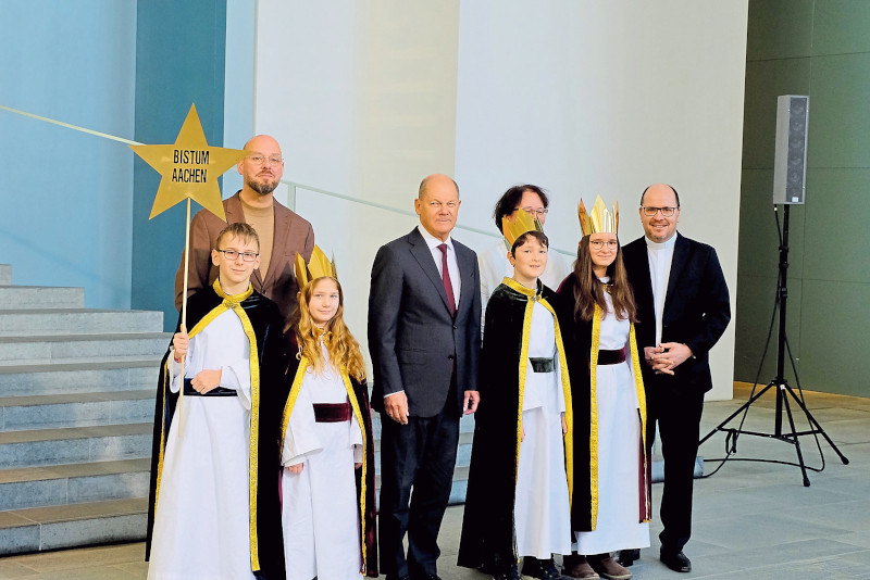 Die Gruppe aus St. Tönis mit Begleiterin Monika Meyer beim Empfang der Sternsinger von Bundeskanzler Olaf Scholz in Berlin. Außerdem auf dem Bild Domvikar Stefan Ottersbach, Bundespräses des BDKJ (l.) und Pfarrer Dirk Bingener, Präsident der Sternsinger (r.). (c) Ralf Adloff/Kindermissionswerk