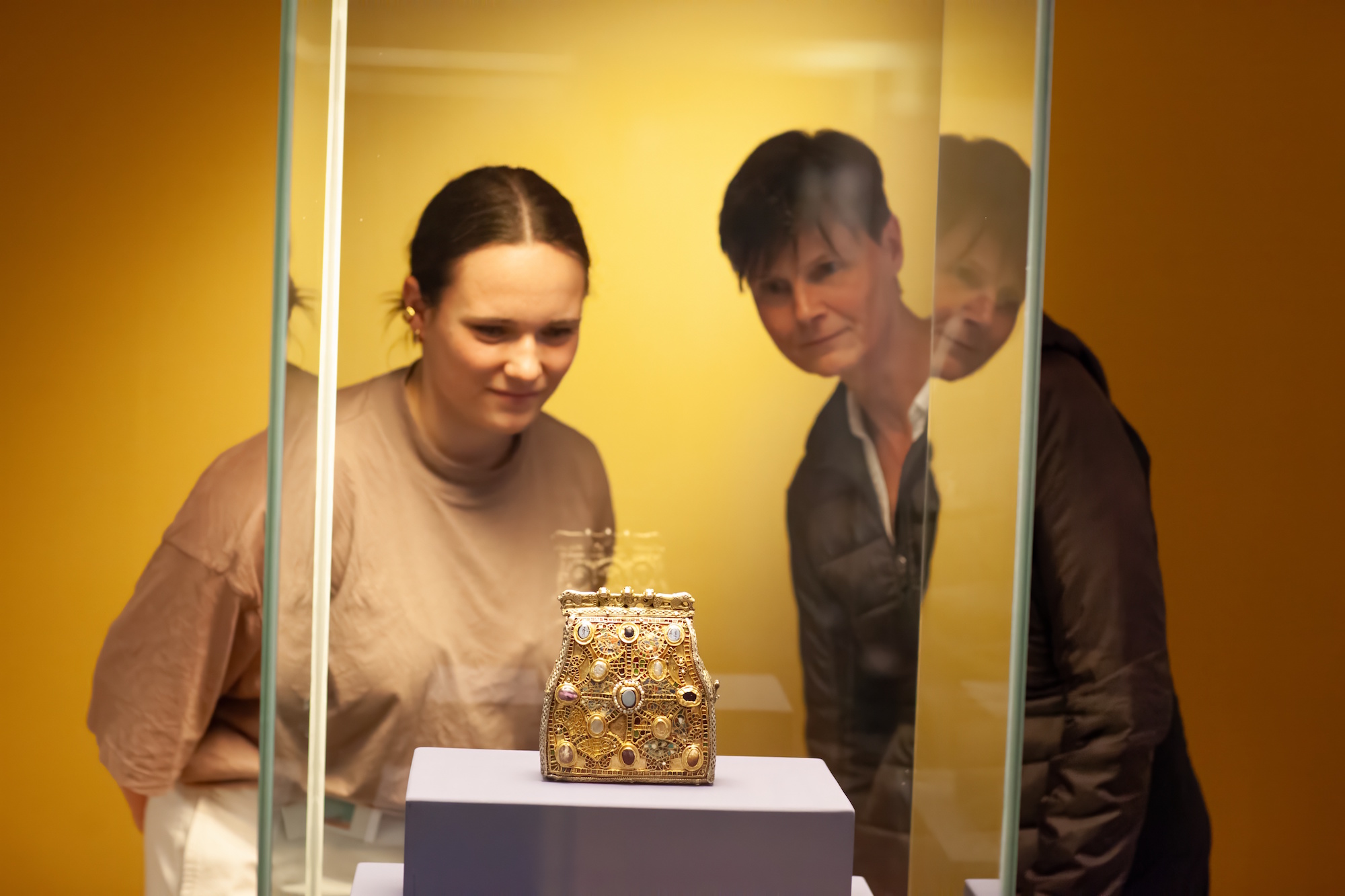 Das frühmittelalterliche Bursenreliquiar von Enger hat die Form einer Tasche und befindet sich seit 1885 im Besitz des Berliner Kunstgewerbemuseums. (c) Harald Morsch