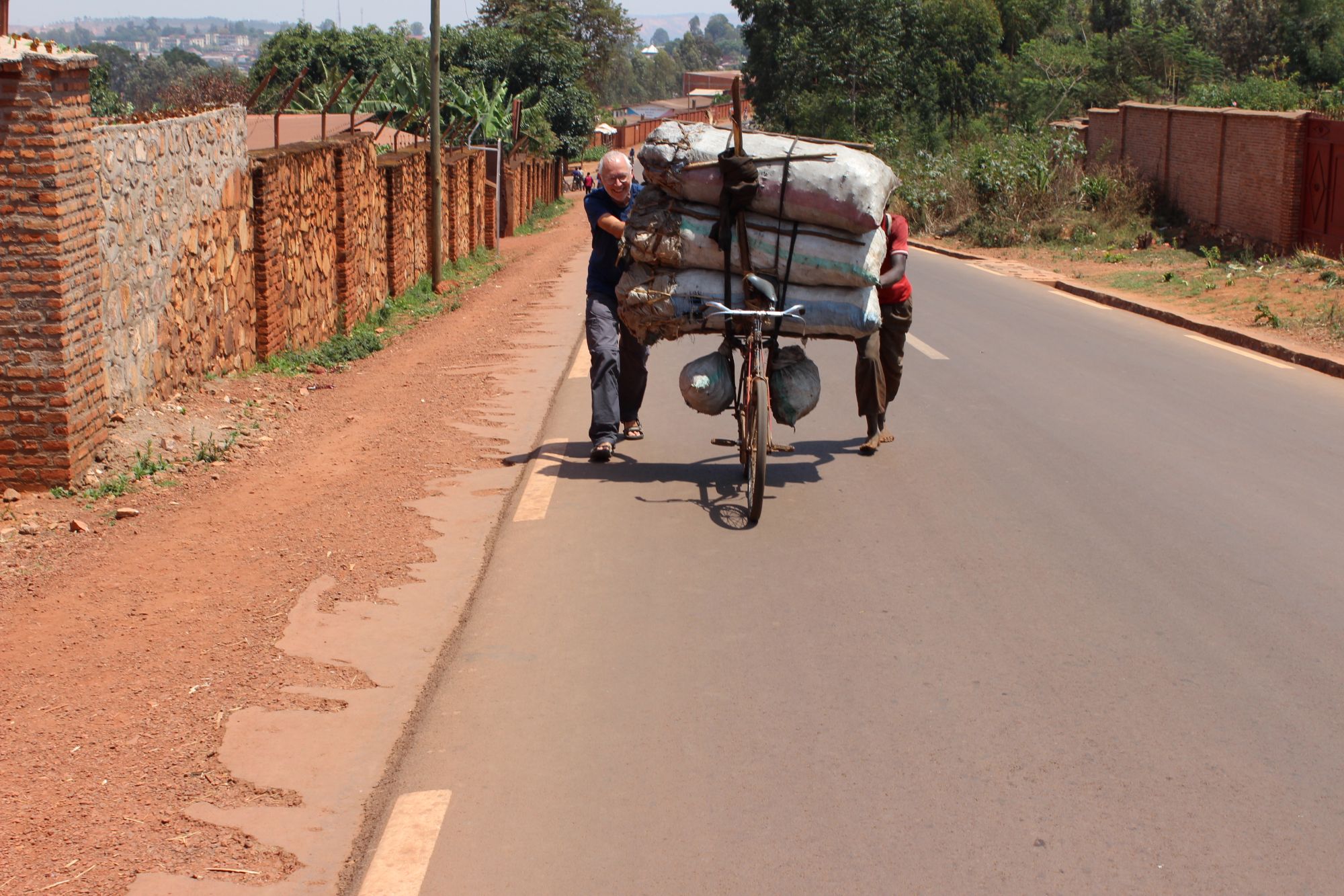 Das Fahrrad ist in Burundi ein wichtiges Verkehrsmittel. Mit bis zu 200 Kilogramm Last bepacken die Menschen das Rad. Der Transport ist körperlich harte Arbeit. (c) Friedhelm Leven
