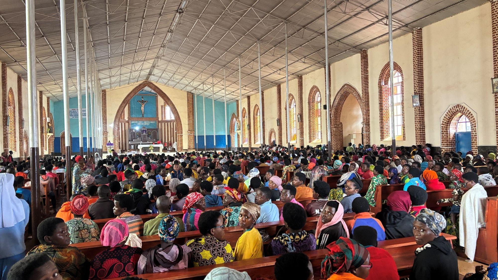 Vor Ort besuchte Friedhelm Leven eine Pilgermesse. Fast 1000 Menschen fanden trotz strömenden Regens den Weg in die Kirche. (c) Friedhelm Leven