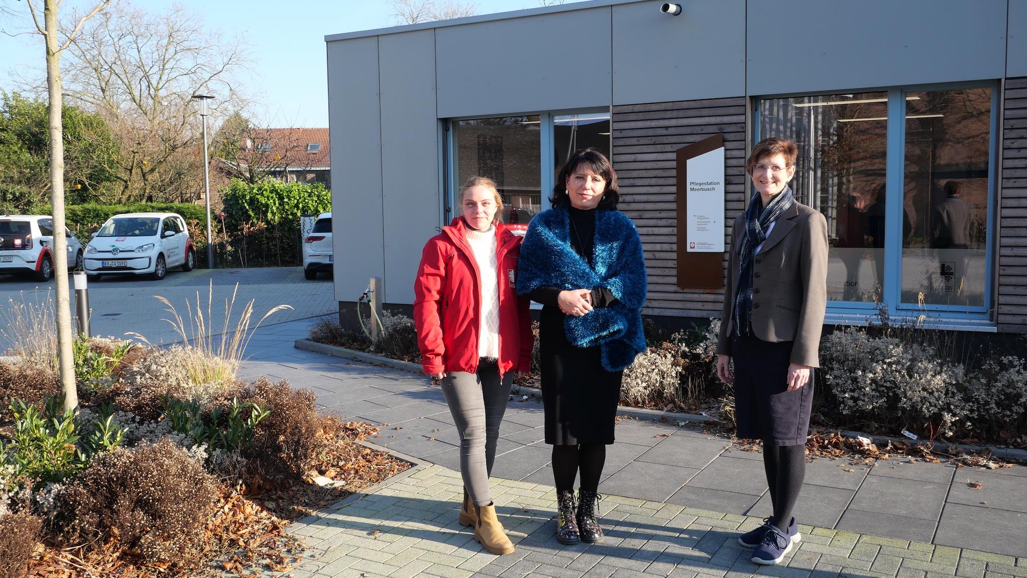 Regina Schüren, Elsa Peerebooms und Leonie Stuurman (Azubi in der Pflege) sind seit einem Jahr in der Pflegestation Meerbusch (v. r.). (c) Caritasverband Krefeld-Meerbusch