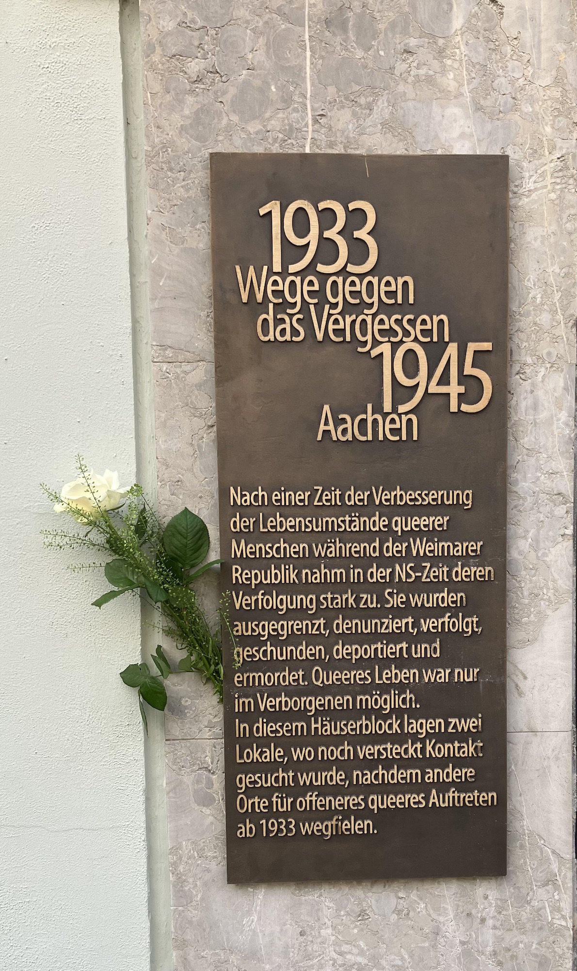 Die Gedenktafel auf dem Münsterplatz, die im Rahmen des CSD enthüllt wurde, erinnert an die Verfolgung queerer Menschen in der NS-Zeit. (c) Andrea Thomas