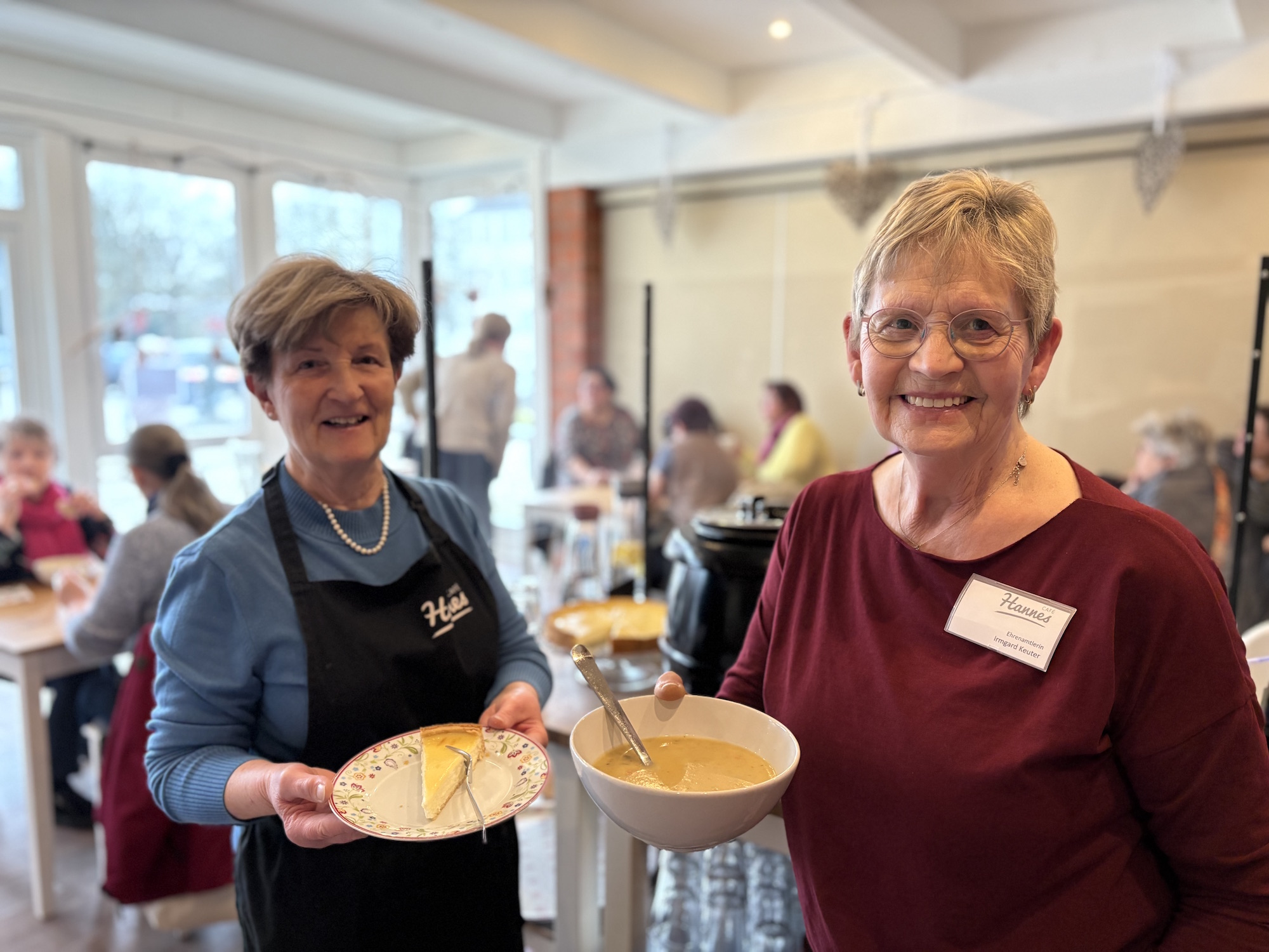 Gisela Stricker (l.) und Irmgard Keuter servieren Kuchen und Kaffee mit einem netten Wort. (c) Garnet Manecke