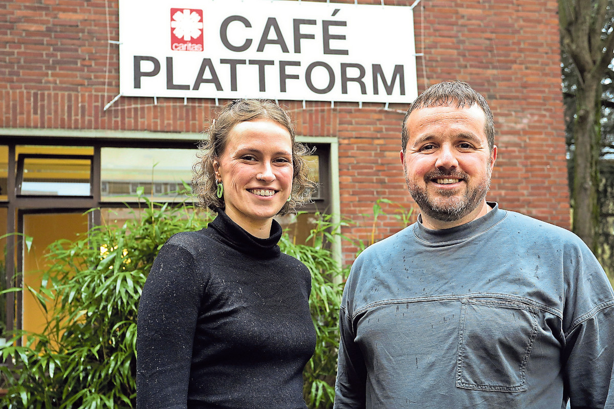 Hören zu, stellen Kontakt her: Mark Krznaric, Leiter des Café Plattform und Lorena Worms. (c) Bistum Aachen, Dagmar Meyer-Roeger