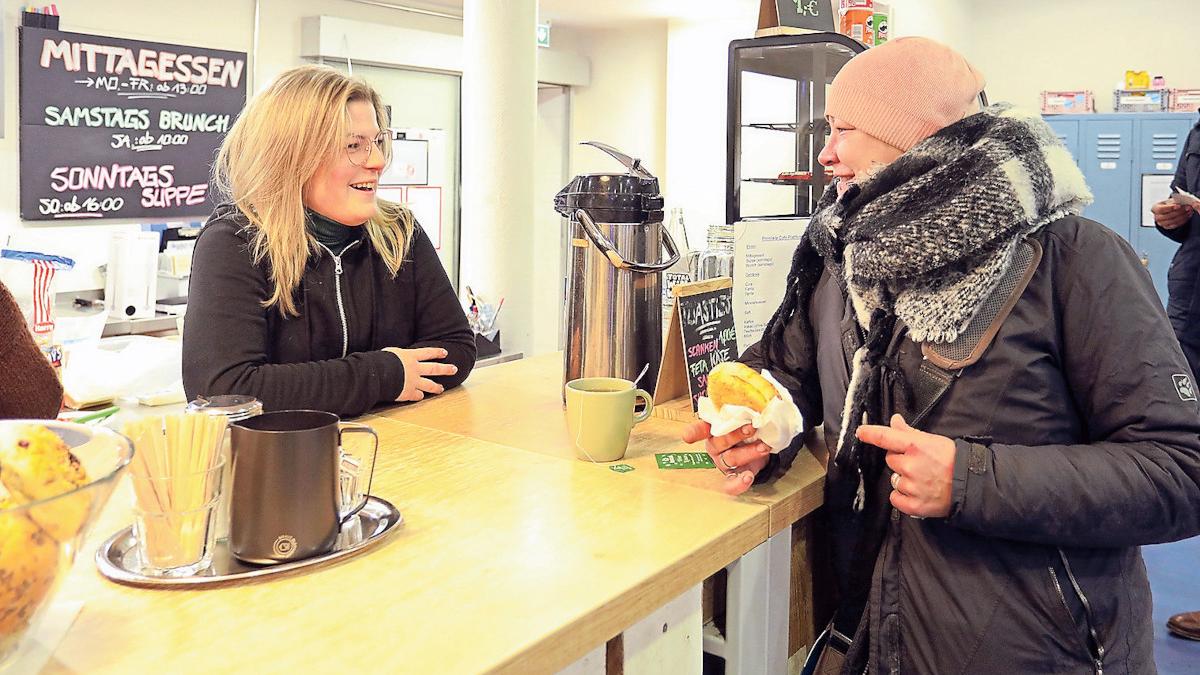 Ein Becher Kaffee, ein belegtes Brötchen, ein freundliches Wort und Unterstützung: Für Menschen in Notsituationen ist das Café ein sicherer Ort. (c) Bistum Aachen, Dagmar Meyer-Roeger