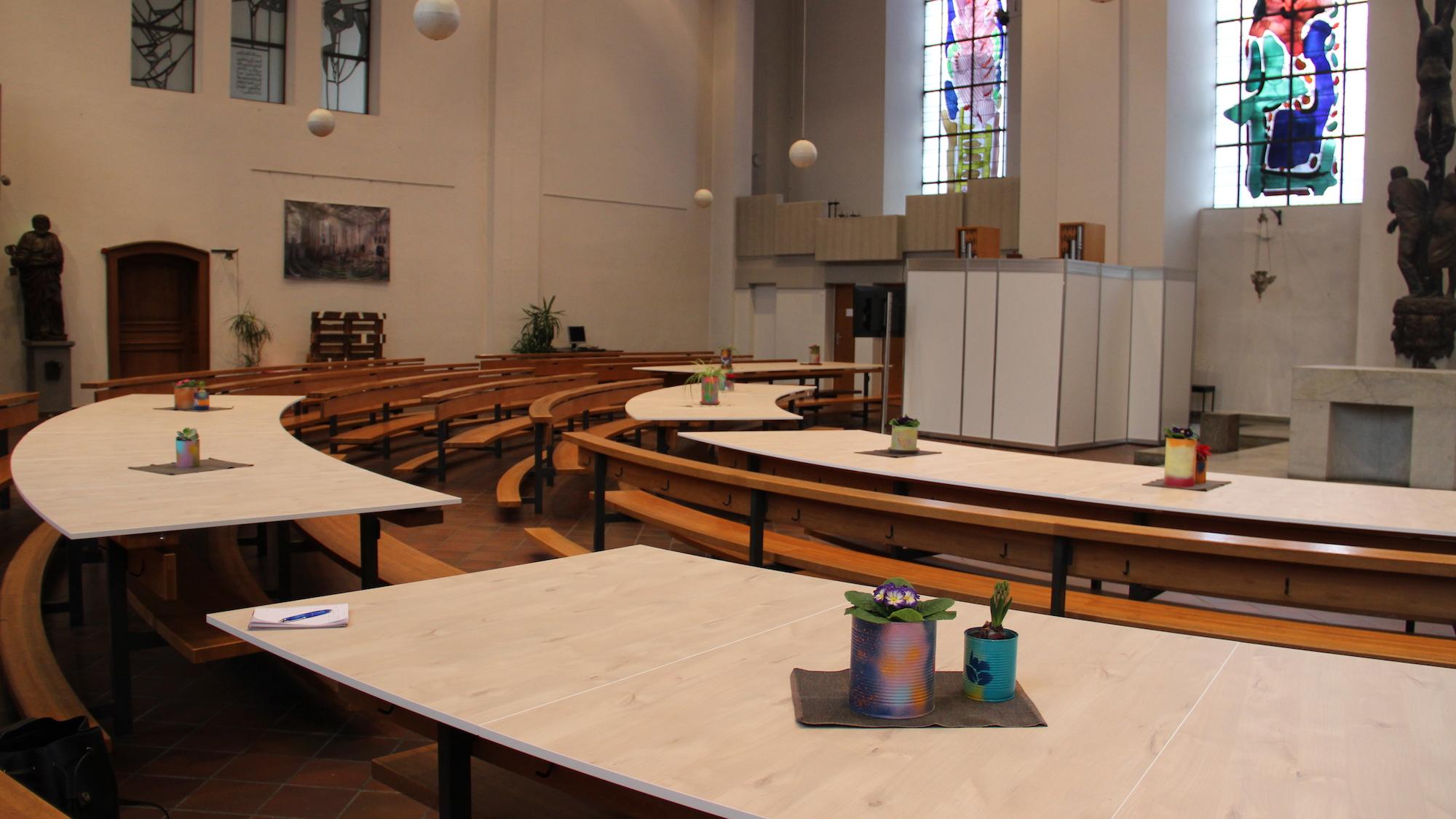 Die Tische sollen vorerst bleiben  fürs Gemeinde-Café oder als Pilgeranlaufstelle bei der Heiligtumsfahrt. (c) Andrea Thomas