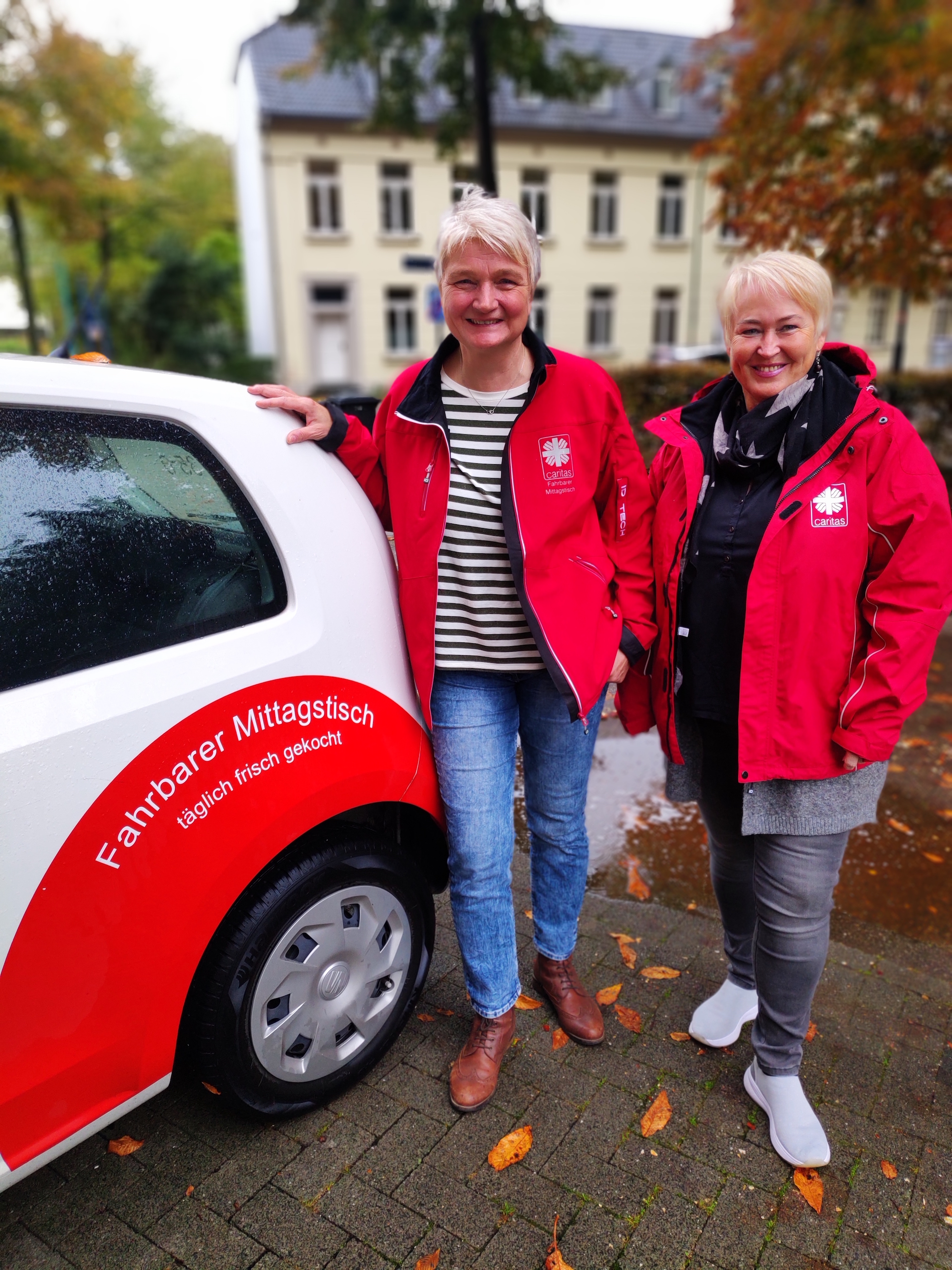 Bärbel Mosch (l.) und Ulrike Klausmann-Heller – Fahrbarer Mittagstisch. (c) Ann-Katrin Roscheck