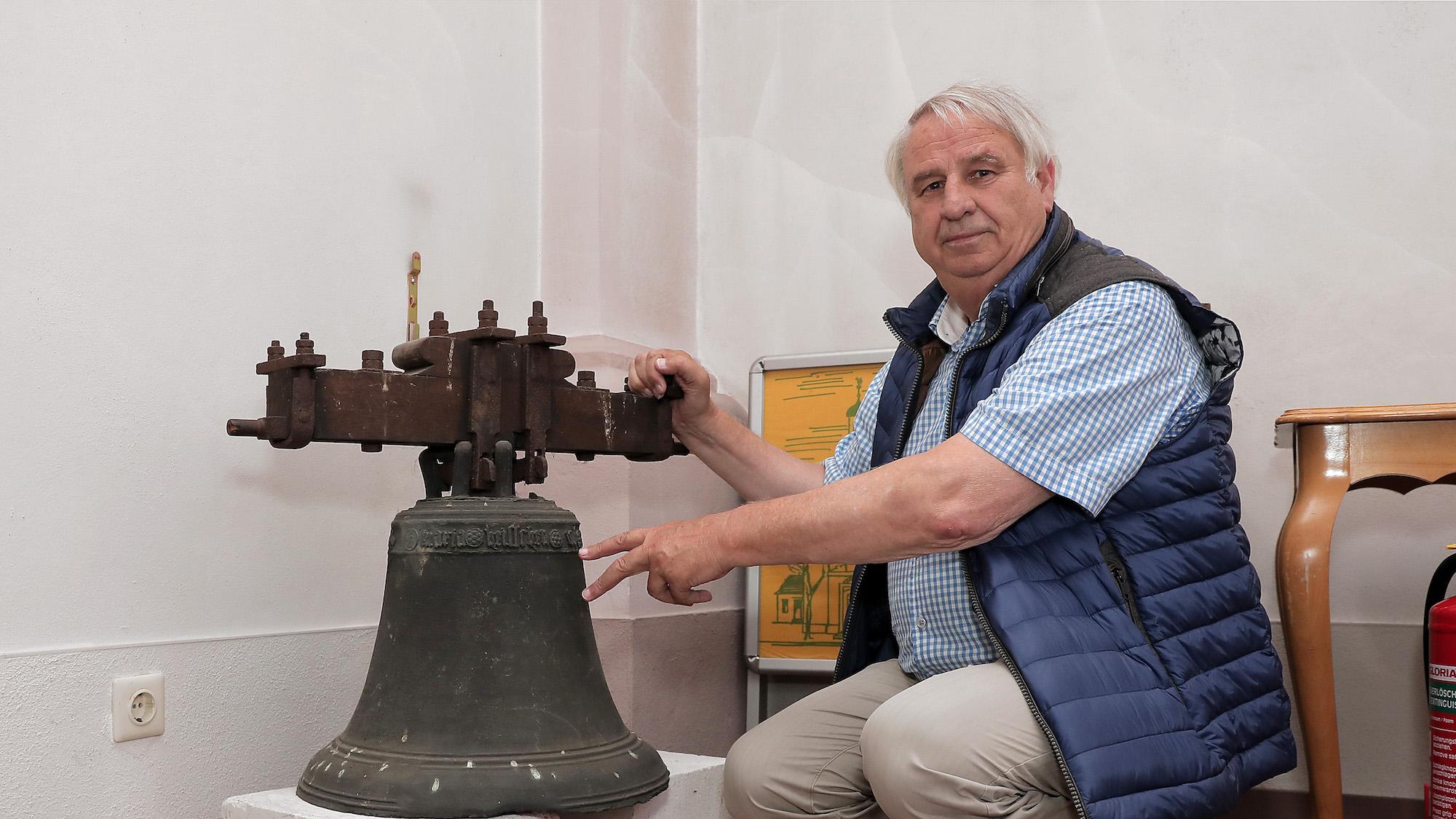 Charly Foncken hat zur Geschichte der kleinen Glocke in St. Margareta geforscht. (c) Dirk Jochmann