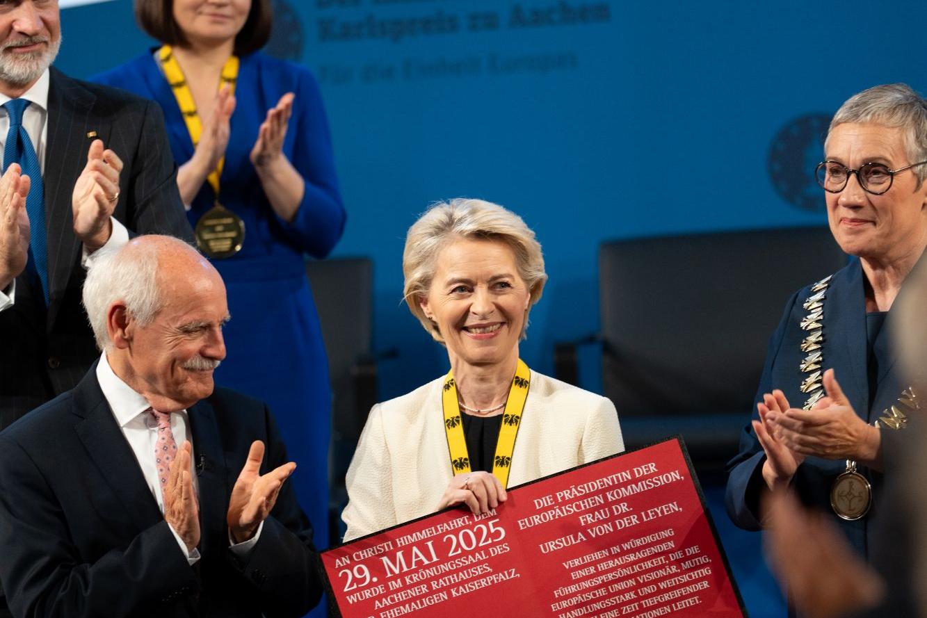 „Um ein unabhängiges Europa aufzubauen, müssen wir unsere Fesseln abwerfen. Wir müssen uns von der Angst vor Veränderungen befreien, die uns in der Vergangenheit bisweilen gelähmt hat“, sagt Ursula von der Leyen.