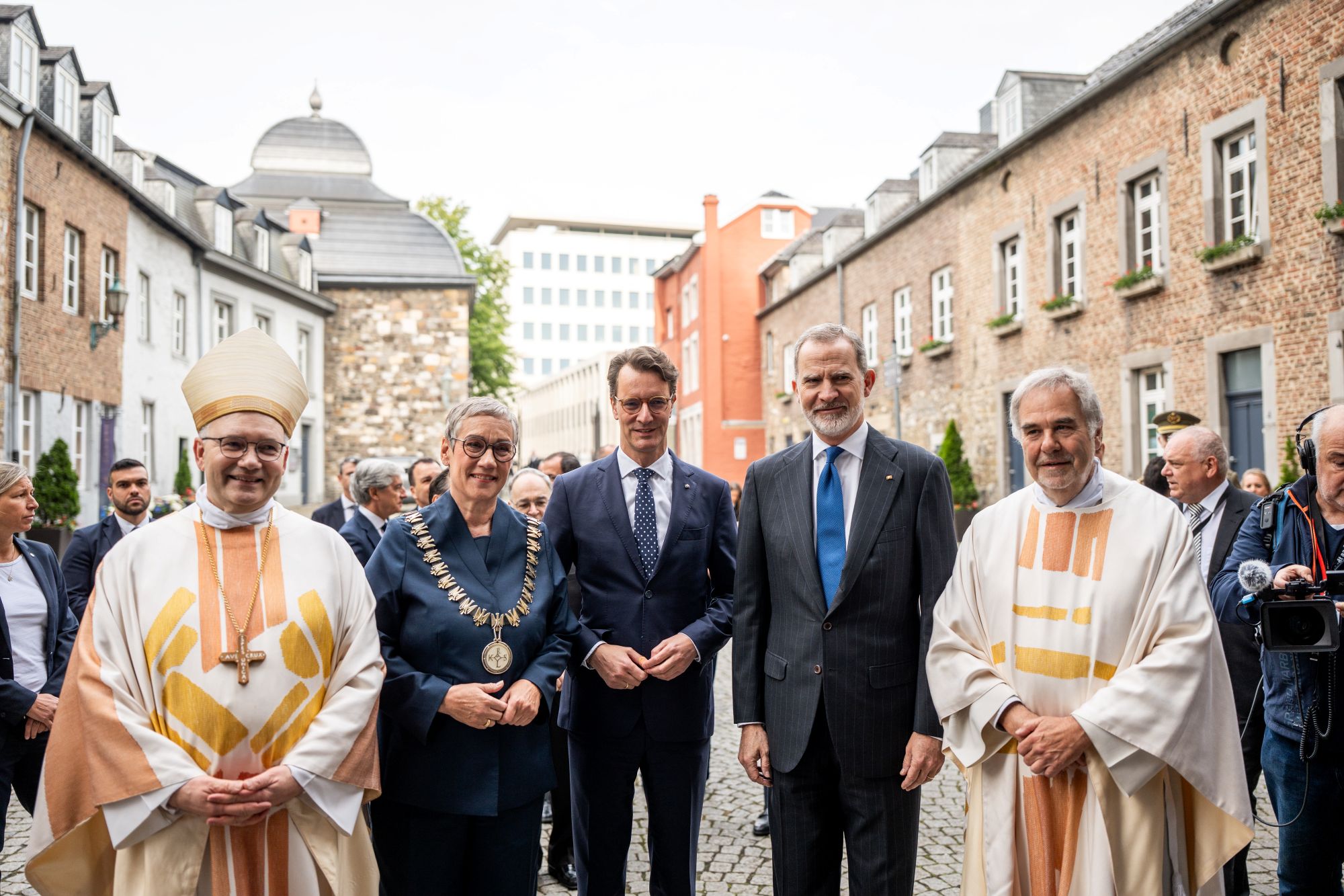 Bischof Helmut Dieser und Dompropst Rolf-Peter Cremer empfingen die Gäste: Oberbürgermeisterin Sibylle Keupen, Ministerpräsident Marcel Wüst und König Felipe von Spanien . (c) Bistum Aachen/Christian van t'Hoen