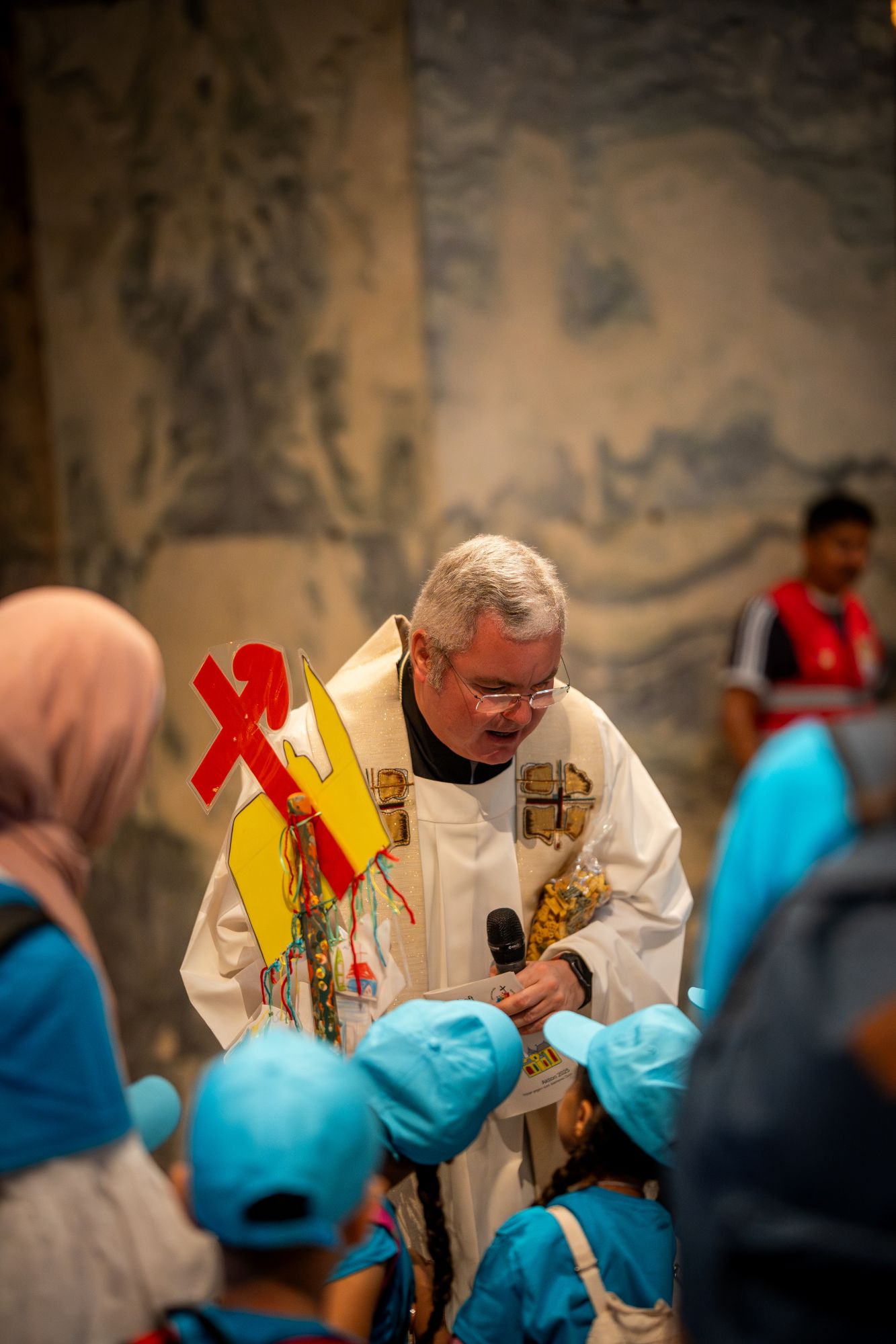 Nahbar: Generalvikar Jan Nienkerke kam mit den Kindern ins Gespräch. (c) Bistum Aachen/Christian van t'Hoen