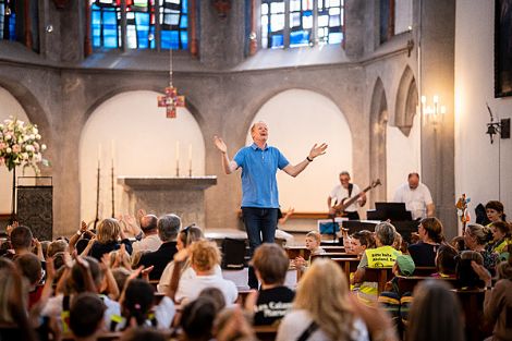 Bewegt: Domkantor Marco Fühner lädt zum Mitsingen und Klatschen ein. (c) Bistum Aachen/Christian van t'Hoen