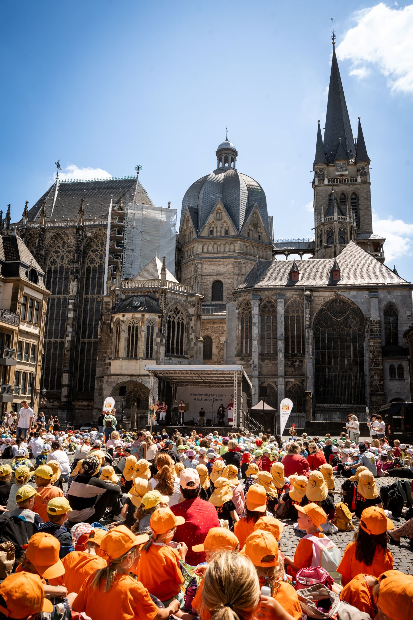 Unter freiem Himmel: Weihbischof Karl Borsch erteilt den Reisesegen. (c) Bistum Aachen/Christian van t'Hoen