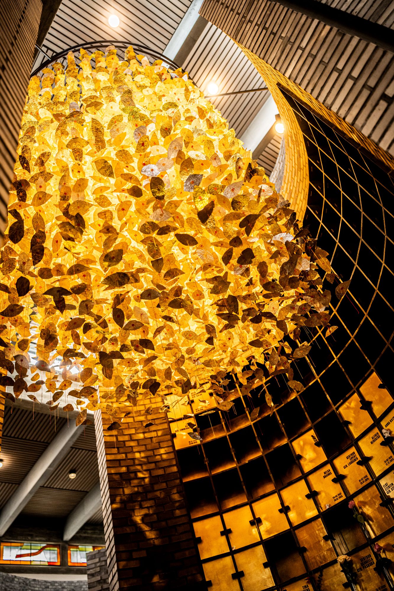 Wie ein goldener Blätterregen: Die  Künstlerin GertrudAnna Wyden überließ ihre Installation „Aufgehobensein“ dem Columbarium . (c) Christian van t'Hoen