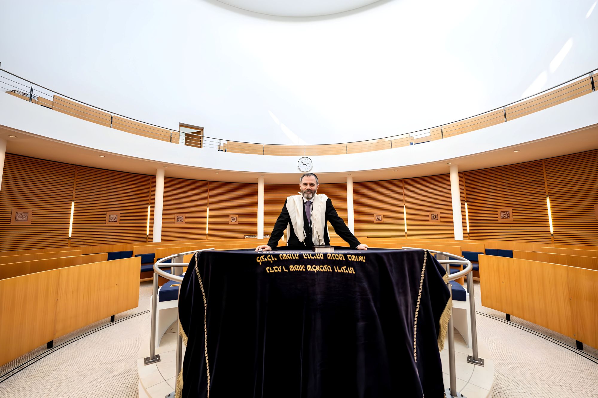 Rabbi Bryan Weisz in der Aachener Synagoge: Er ist in erster Linie für seine Gemeinde da, nimmt aber auch eine wichtige Aufgabe in der Gesellschaft wahr. (c) Bistum Aachen/Christian van't Hoen