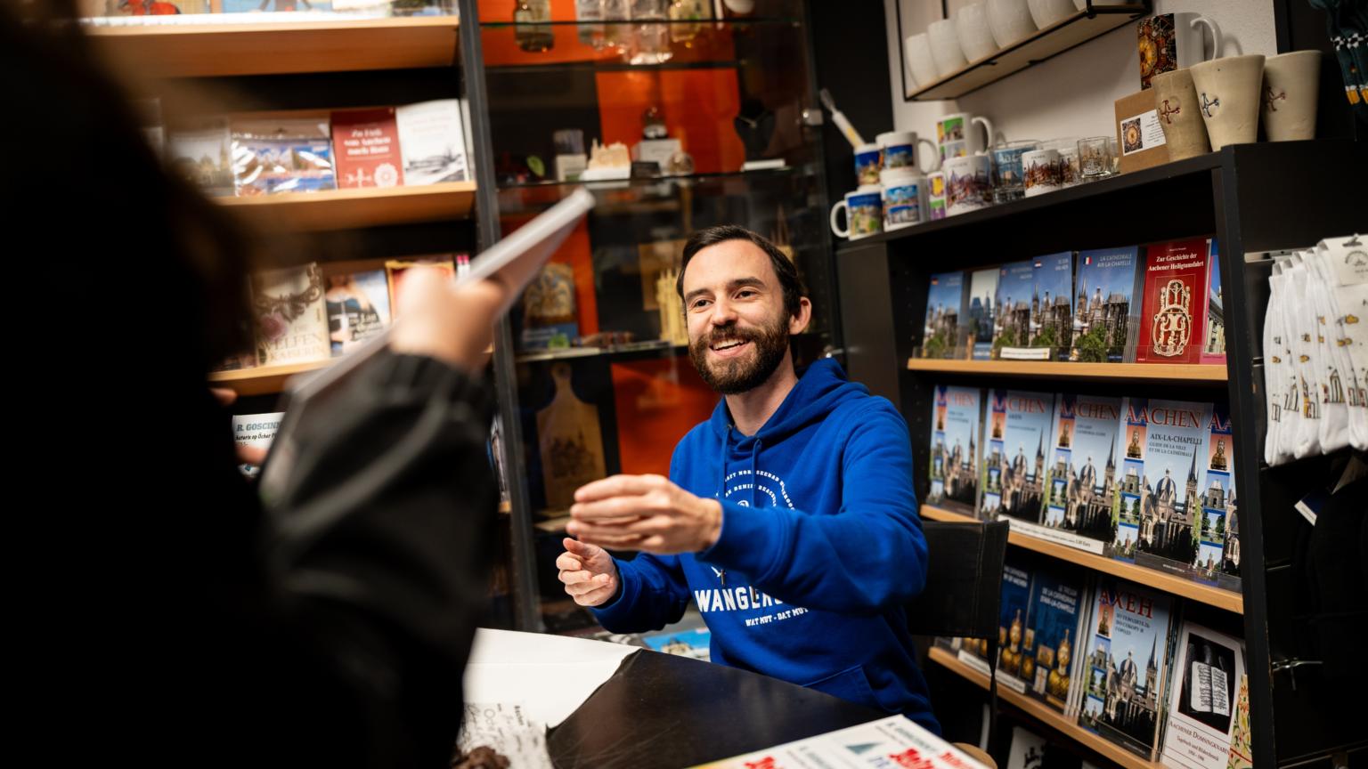 Die Asterix-Comics auf Öcher Platt sind im Domshop erhältlich. (c) Christian van t'Hoen