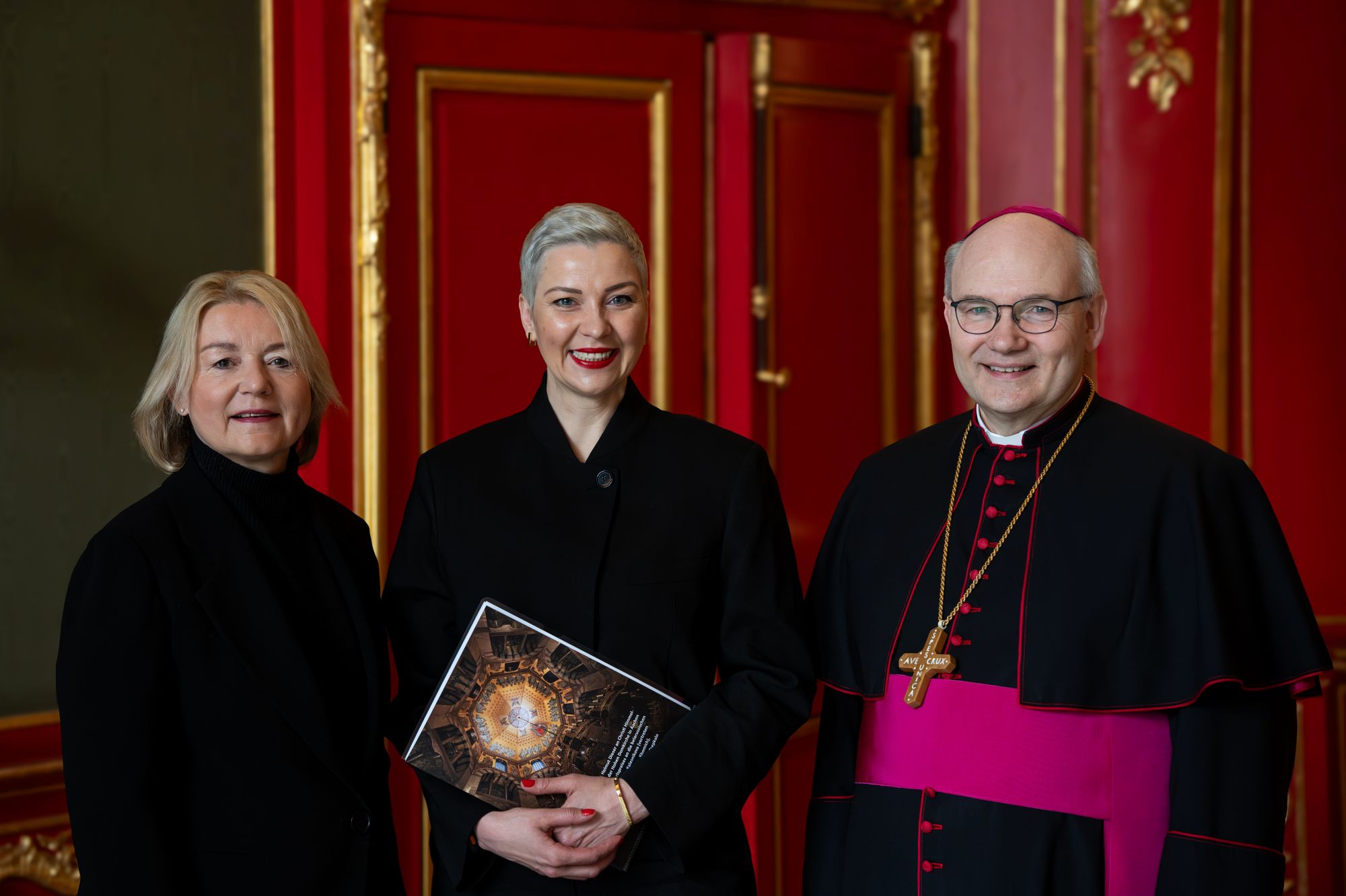 Bischof Dr. Helmut Dieser (rechts) und Marliese Kalthoff, Pressesprecherin Bistum Aachen, gratulieren Maria Kalesnikava (Mitte). (c) Christian van t'Hoen