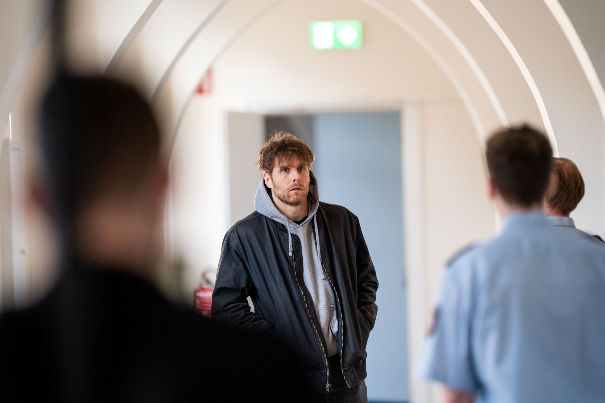 Peter (Jannik Görga) macht sich Sorgen um seinen verhafteten Freund. (c) Christian van’t Hoen