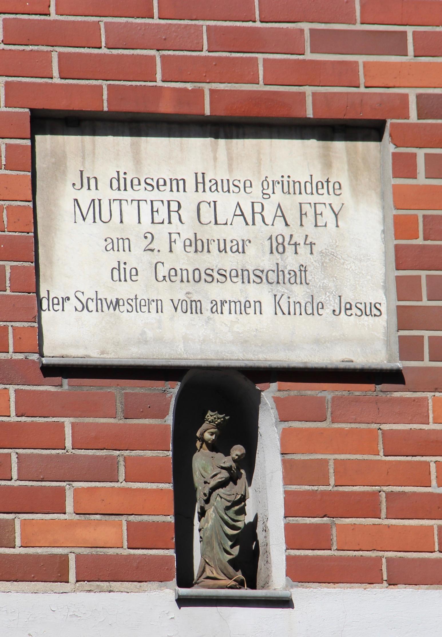 Erinnerungstafel am ersten Haus der Gemeinschaft in der Mauerstraße. (c) Andrea Thomas