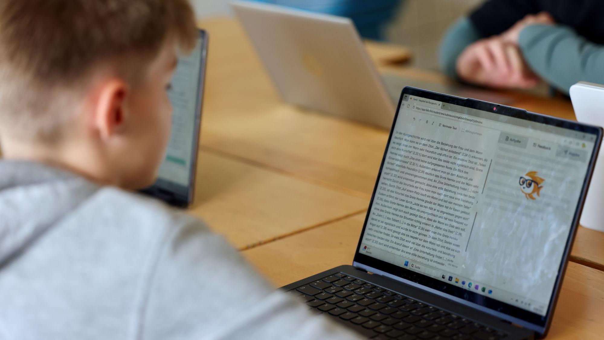 Die Clara-Fey-Schule in Schleiden gleicht einem digitalen Versuchslabor, in dem die Einsatzmöglichkeiten der KI-Nutzung im Unterricht untersucht werden. Bettina Berres ist die Digitalisierungsbeauftragte der Schule. (c) Stephan Johnen