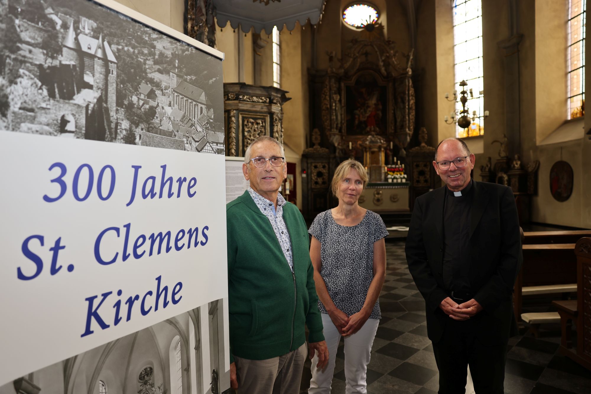 Peter  Cremer (l.), Wallfahrtsseelsorgerin Alice Toporowsky und Pfarrer Kurt Josef Wecker laden ein, die Kirche (neu) zu entdecken. (c) Stephan Johnen