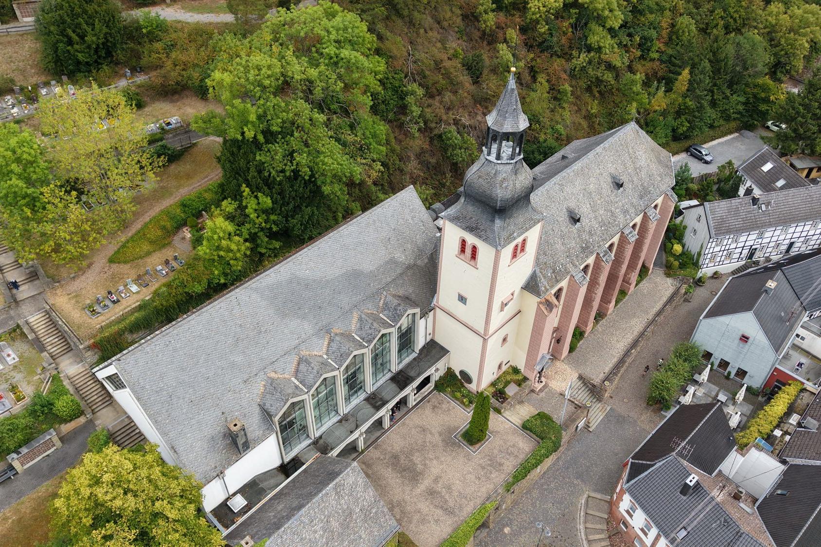 Der Vorgängerbau der Clemenskirche wurde 1687 ein Raub der Flammen, der Wiederaufbau zog sich hin, die neue Kirche wurde am 9. September 1725 geweiht.