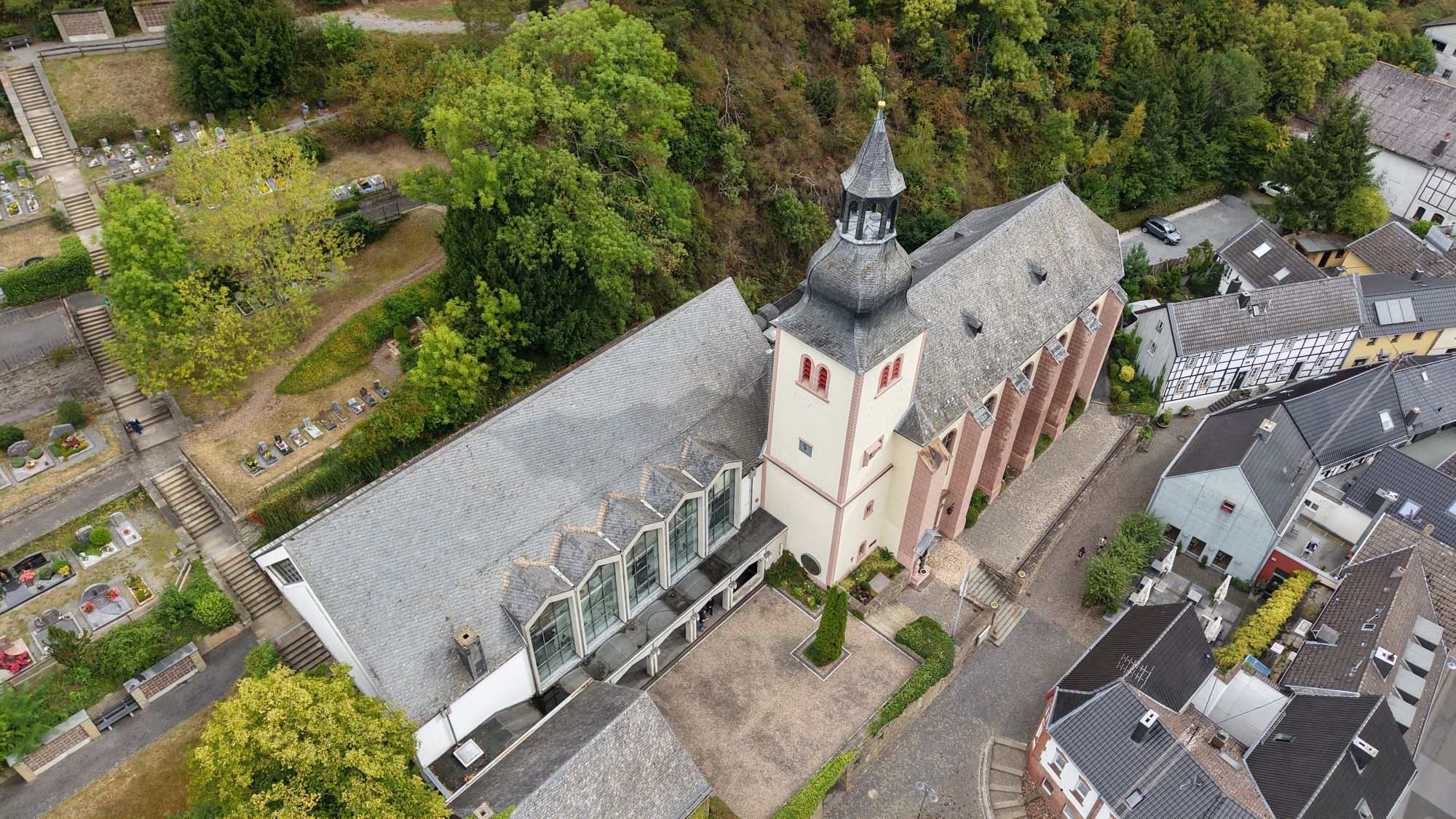 Der Vorgängerbau der Clemenskirche wurde 1687 ein Raub der Flammen, der Wiederaufbau zog sich hin, die neue Kirche wurde am 9. September 1725 geweiht. (c) Stephan Johnen