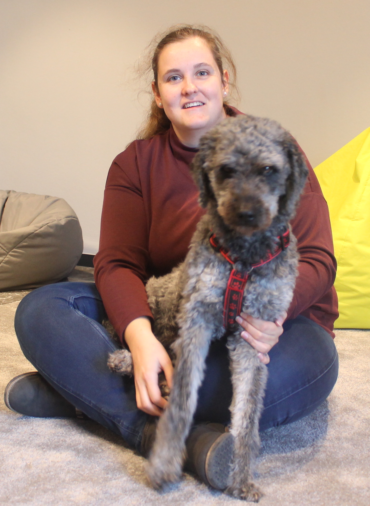 Corinna Zens mit ihrem Hund Aari. Er ist für die Kinder wichtig. (c) Kathrin Albrecht