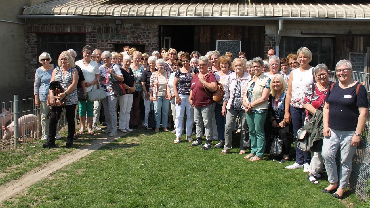 Die 50 ehrenamtlichen Mitarbeiter der Caritas Heinsberg (l.) besichtigten den Schulbauernhof in Gangelt-Birgden. Dass die Arbeit mit Tieren (o.) und in der Landwirtschaft schulmüden Mädchen und Jungen wieder eine Perspektive geben kann, beeindruckte die Frauen und Männer. (c) Caritas HS/Eva Weingärtner