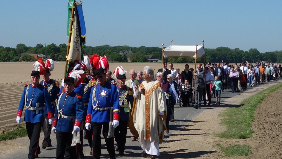 Die prächtigen Uniformen der Schützen sind für viele Beobachter ein Hingucker bei der Godehardprozession. (c) privat