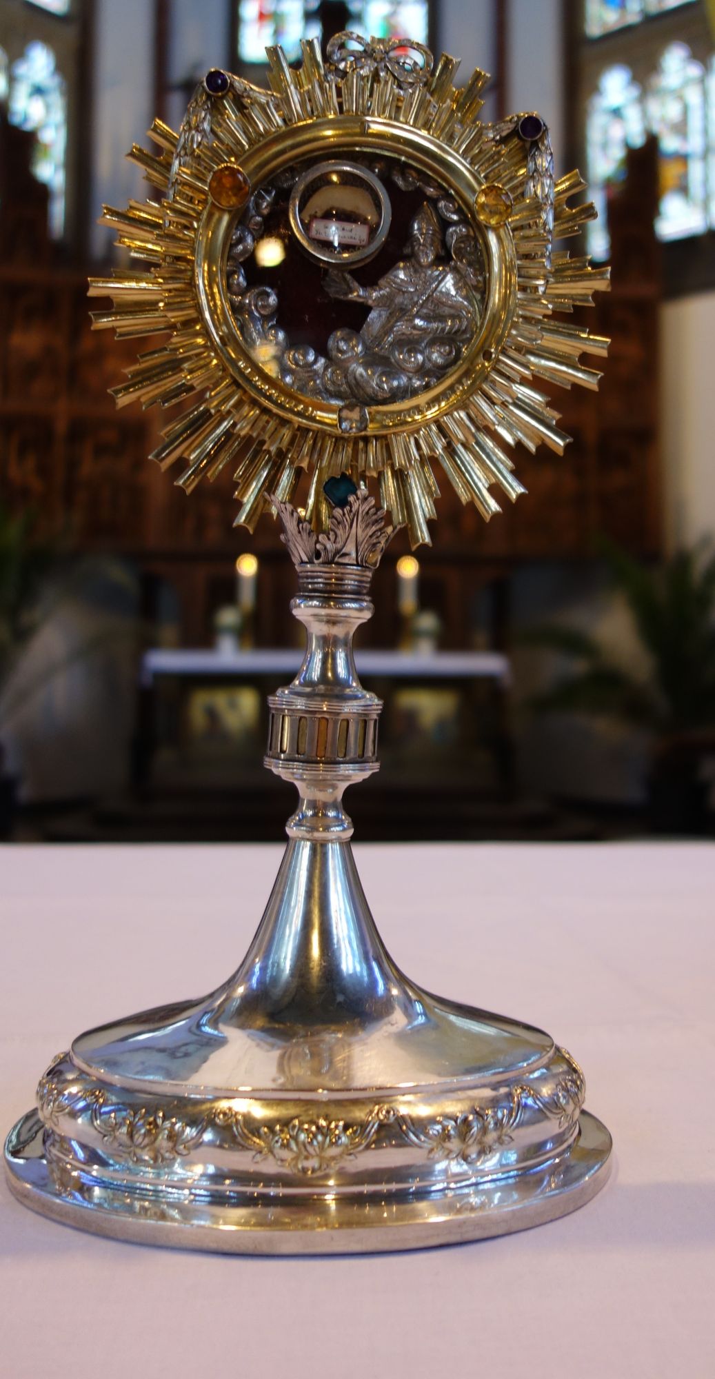 1131 erhielt die Gemeinde Vorst ein Knochenstück des Heiligen Godehard. Das Reliquiar wird auf der Prozession durch den Ort getragen. (c) privat