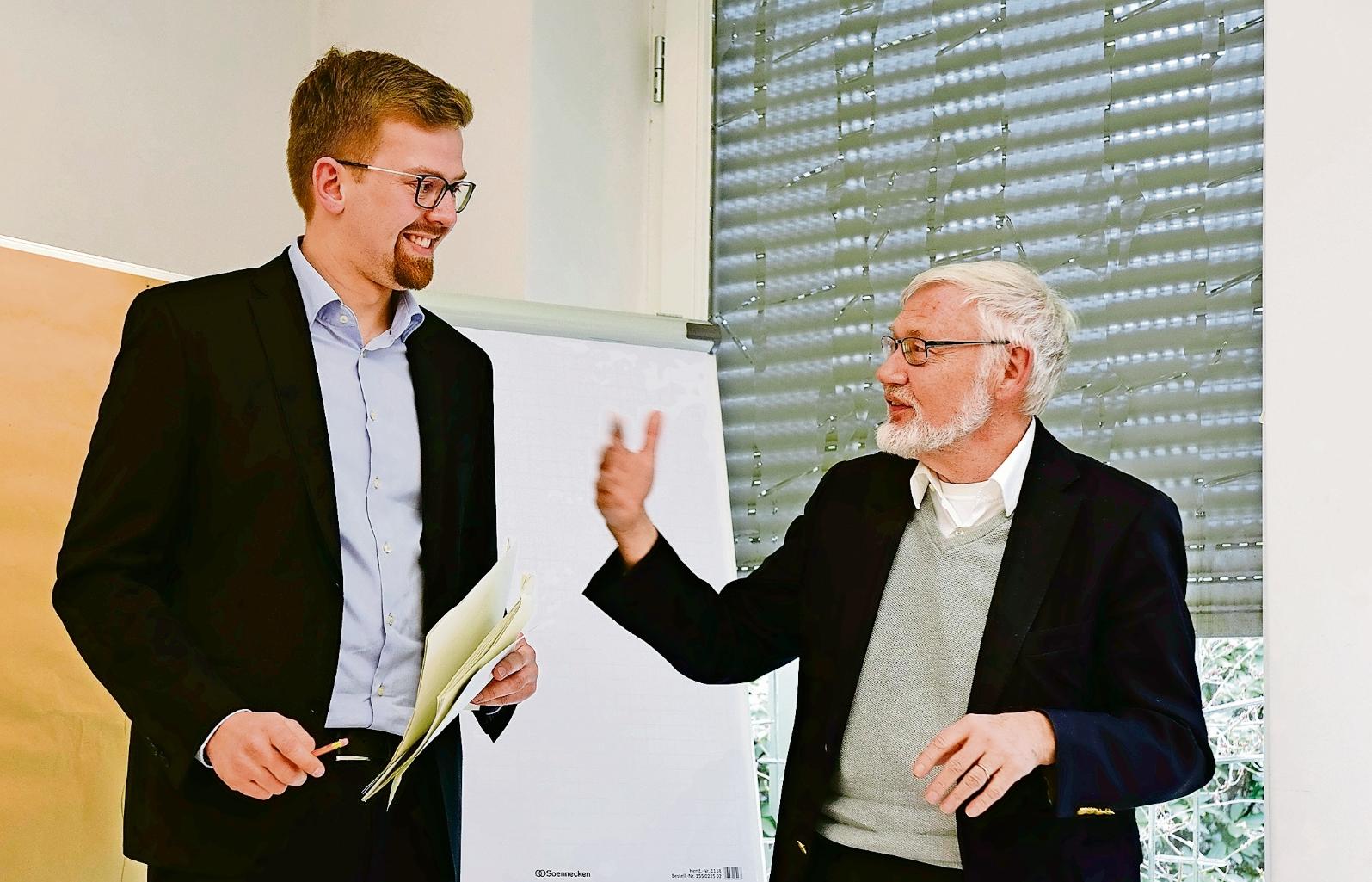 Pastoralassistent Simon Hesselmann (l.) und Theologe Bernd Trocholepczy zu Hemmerles Jugend-Aussagen. (c) Thomas Hohenschue
