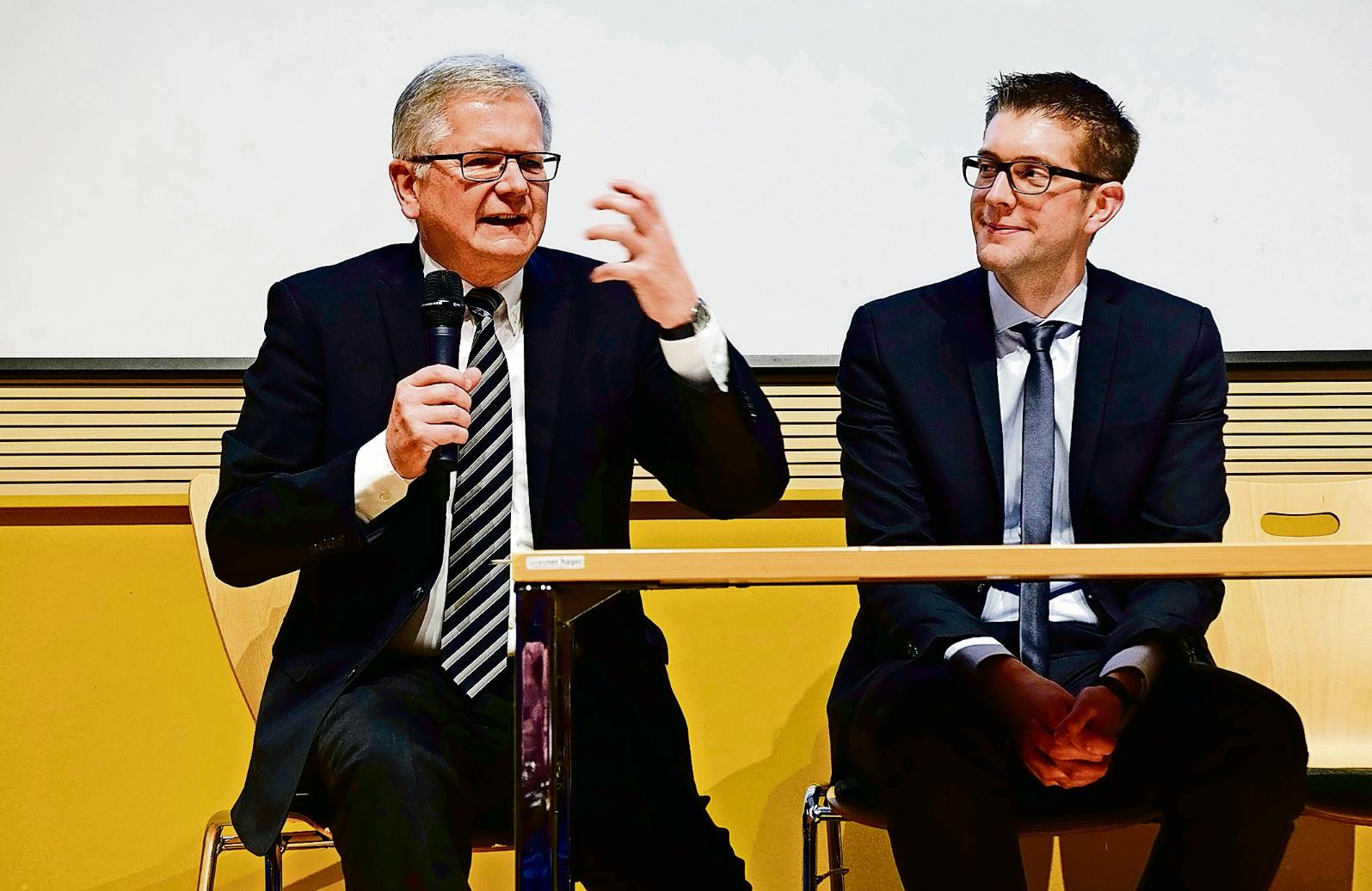 Die Theologen Reinhard Feiter (l.) und Andree Burke würdigen Hemmerles Lyrik. (c) Thomas Hohenschue
