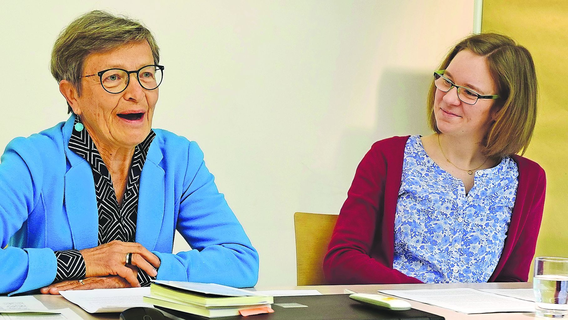 Hemmerle mahnt, nicht zu leichtfertig und selbstgewiss von Gott zu sprechen, sagen Theologin Hadwig Müller (l.) und Studentin Mirjam Gödecke. (c) Thomas Hohenschue