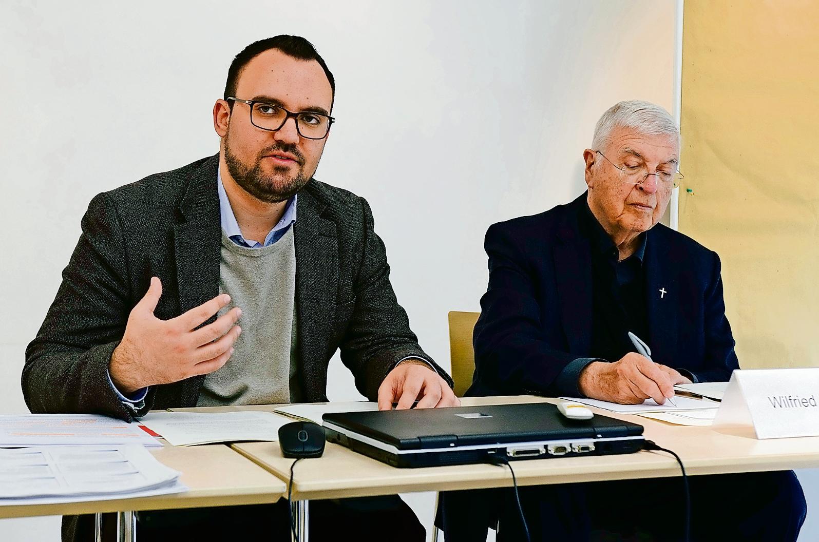 Hemmerle ruft auf, Berufung nicht auf die Verortung in Kirche zu verengen, berichten Projektreferent Jakob Ohm (l.) und Priester Wilfried Hagemann. (c) Thomas Hohenschue
