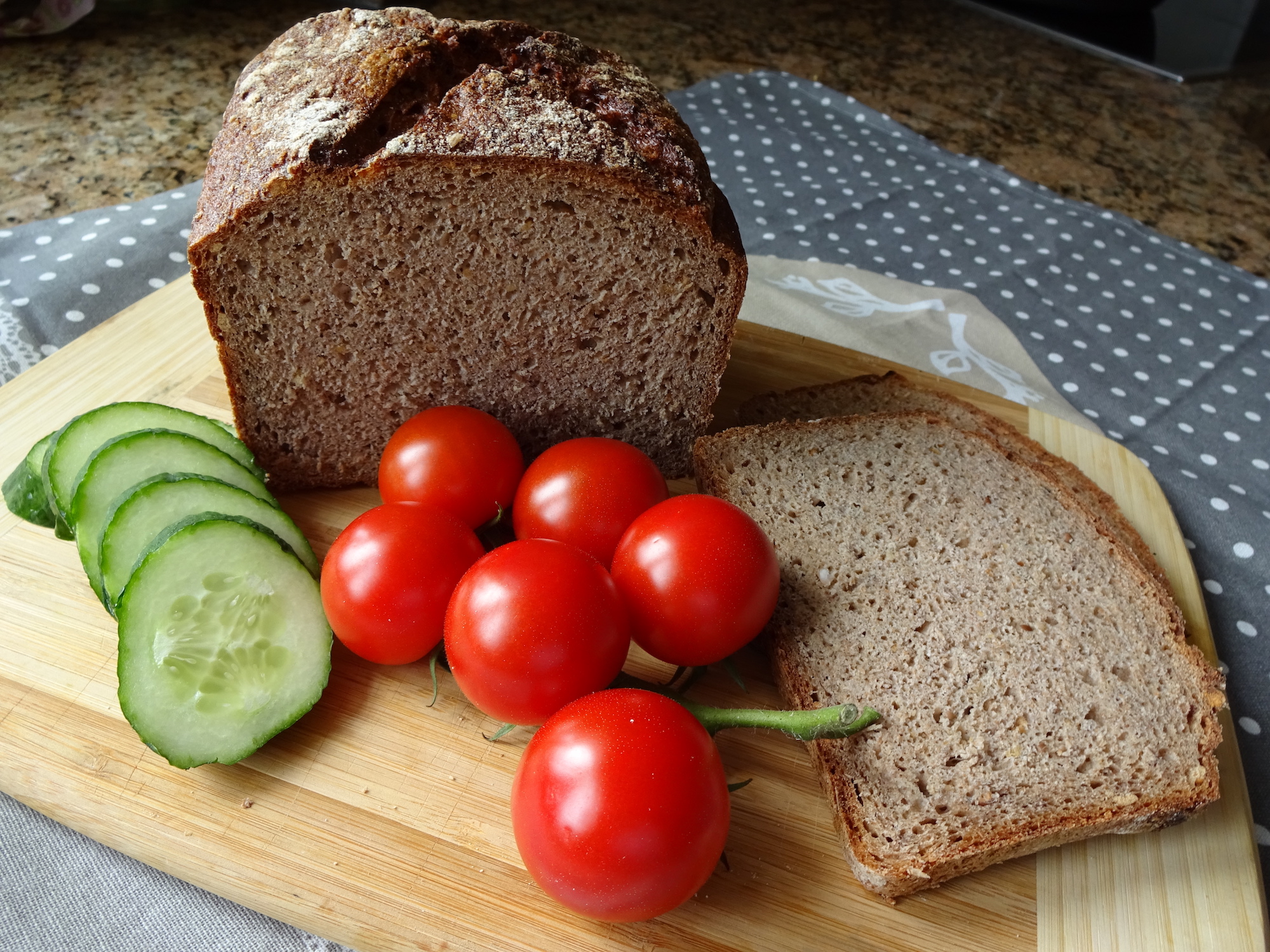 Mit Dinkel oder einem anderen Getreide kann die Ackerbohne zu Brot gebacken werden. (c) Rheinische Ackerbohne e. V.