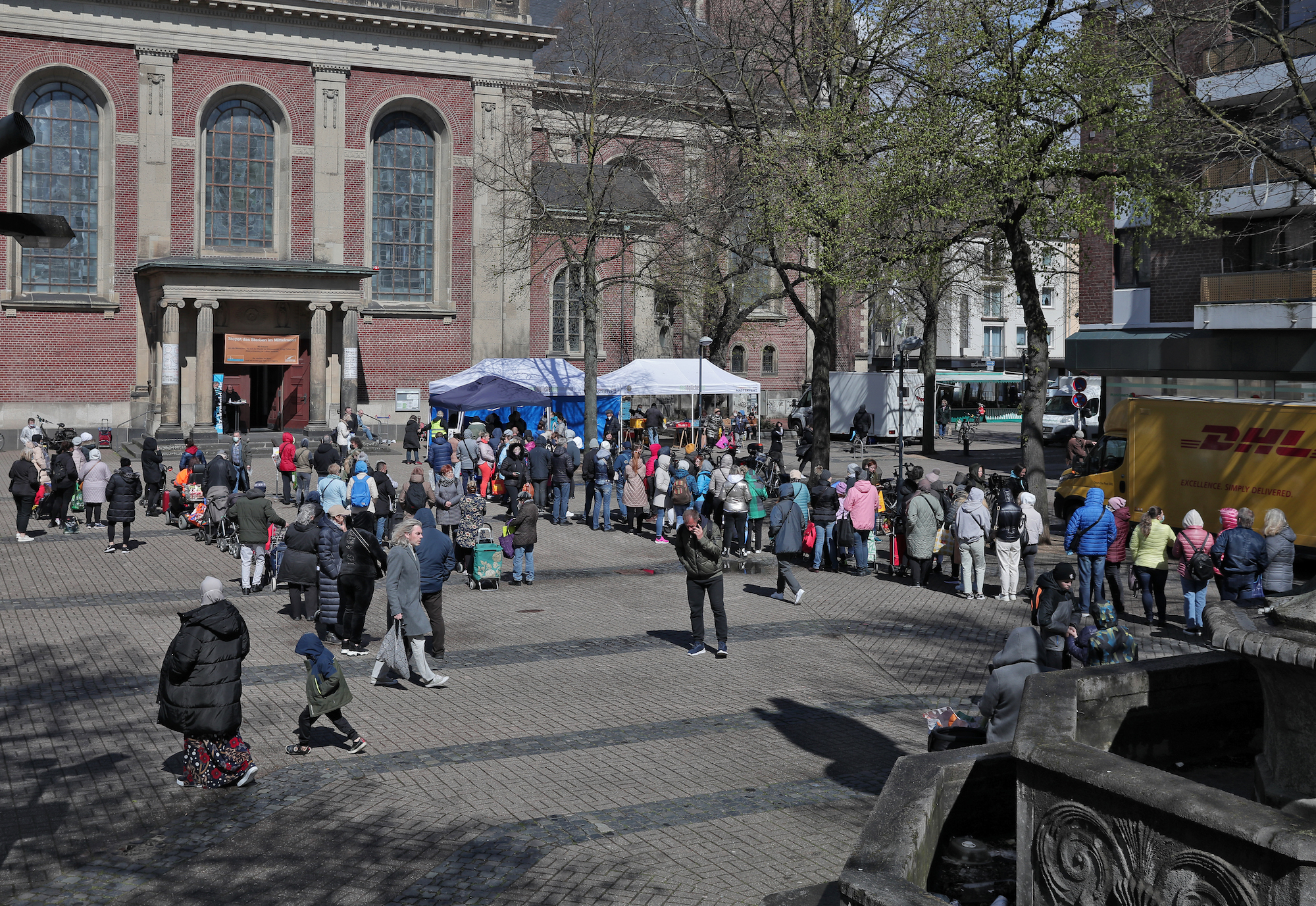 Jeden Samstag ist „Das tägliche Brot“ mit seiner Lebensmittelausgabe vor der Krefelder Innenstadtkirche St. Dionysius präsent. (c) Dirk Jochmann