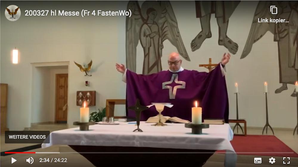 Pfarrer Michael Datené zeichnet seine Gottesdienste auf und streamt sie über YouTube und die Internetseite der Pfarrei. (c) Andrea Thomas
