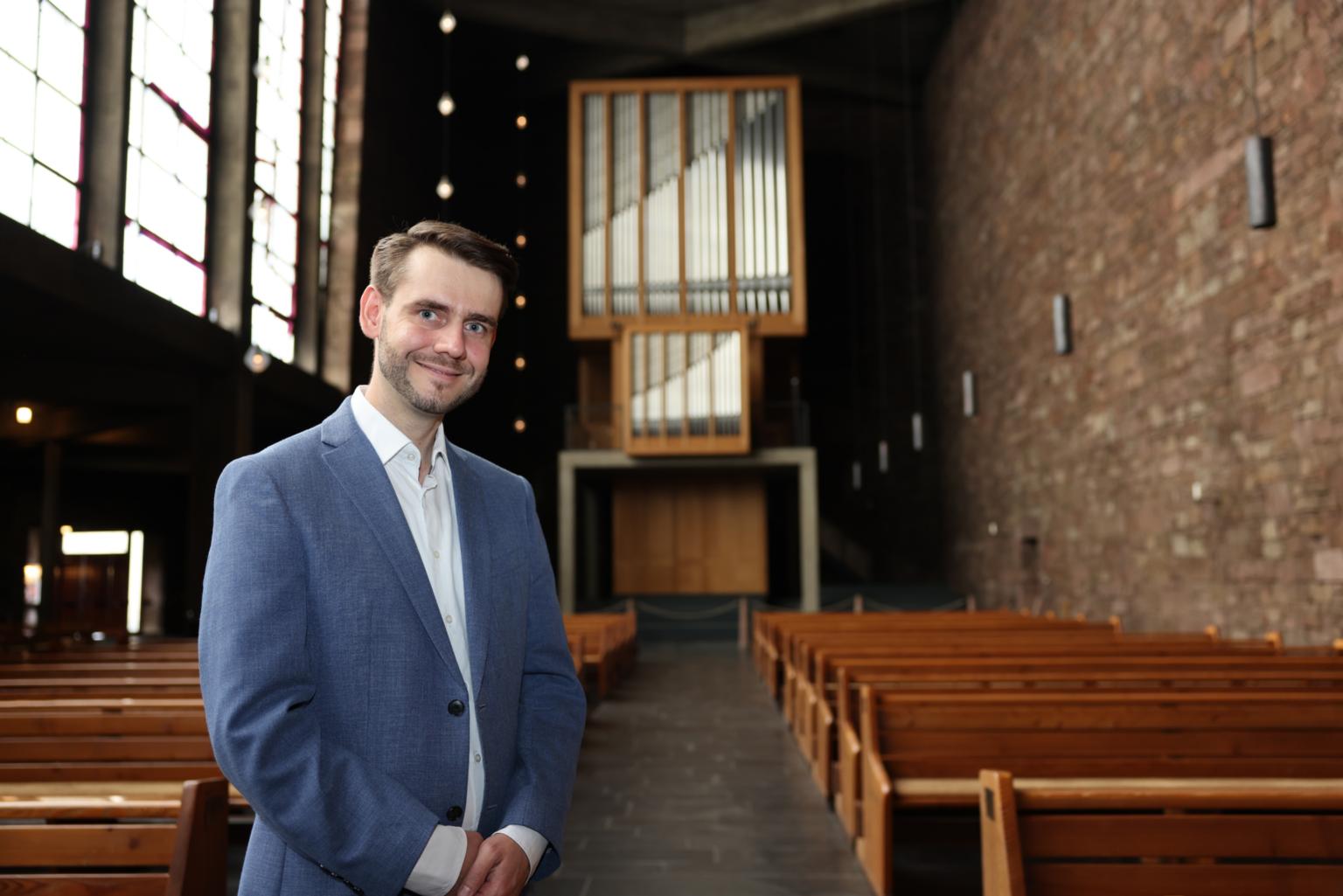 Der Kirchenmusiker wird die Dürener Metzler-Orgel ebenso vermissen wie die Aachener Dom-Orgel. (c) Stephan Johnen