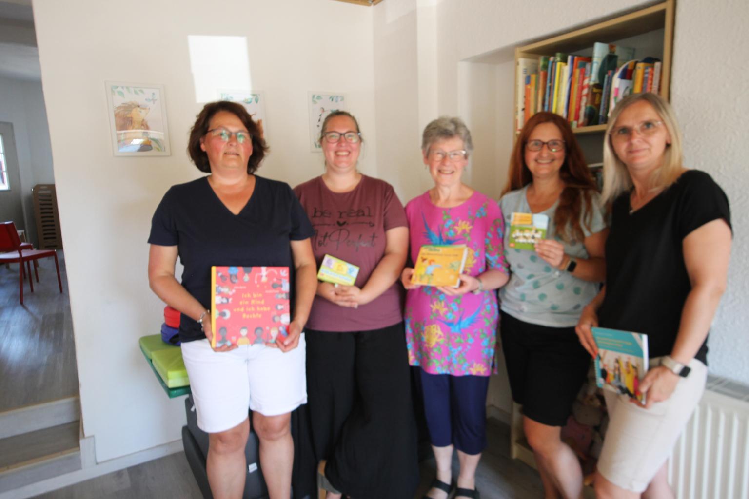 Anja Heesen, Sandra Busch,  Simone Esser, Alexandra Lauen und Sonja Lehnen  (v. l.) leiten Kindertageseinrichtungen in Krefeld-Uerdingen. Sie nahmen am Demokratieprojekt teil. (c) Kathrin Albrecht