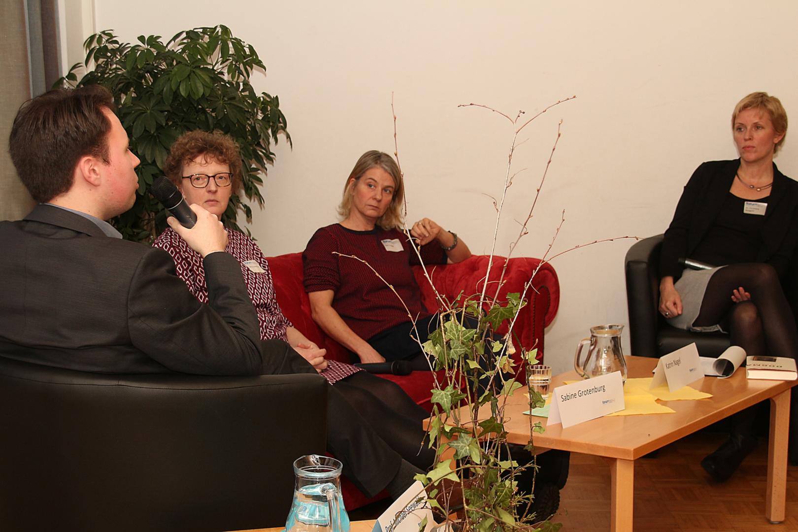 Über Frauenordination diskutierten Christiane Bongartz, Katrin Nagel und Sabine Grotenburg mit Michael Seewald (v. r.). (c) Dorothée Schenk