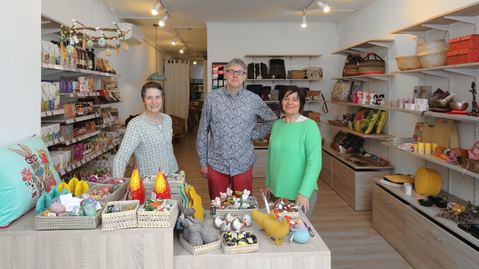 Gehören zum 25-köpfigen ehrenamtlichen Team des Weltladens: Brabara Freyth, Norbert Reetz und Augusta Moreira (v. l.). (c) Dirk Jochmann